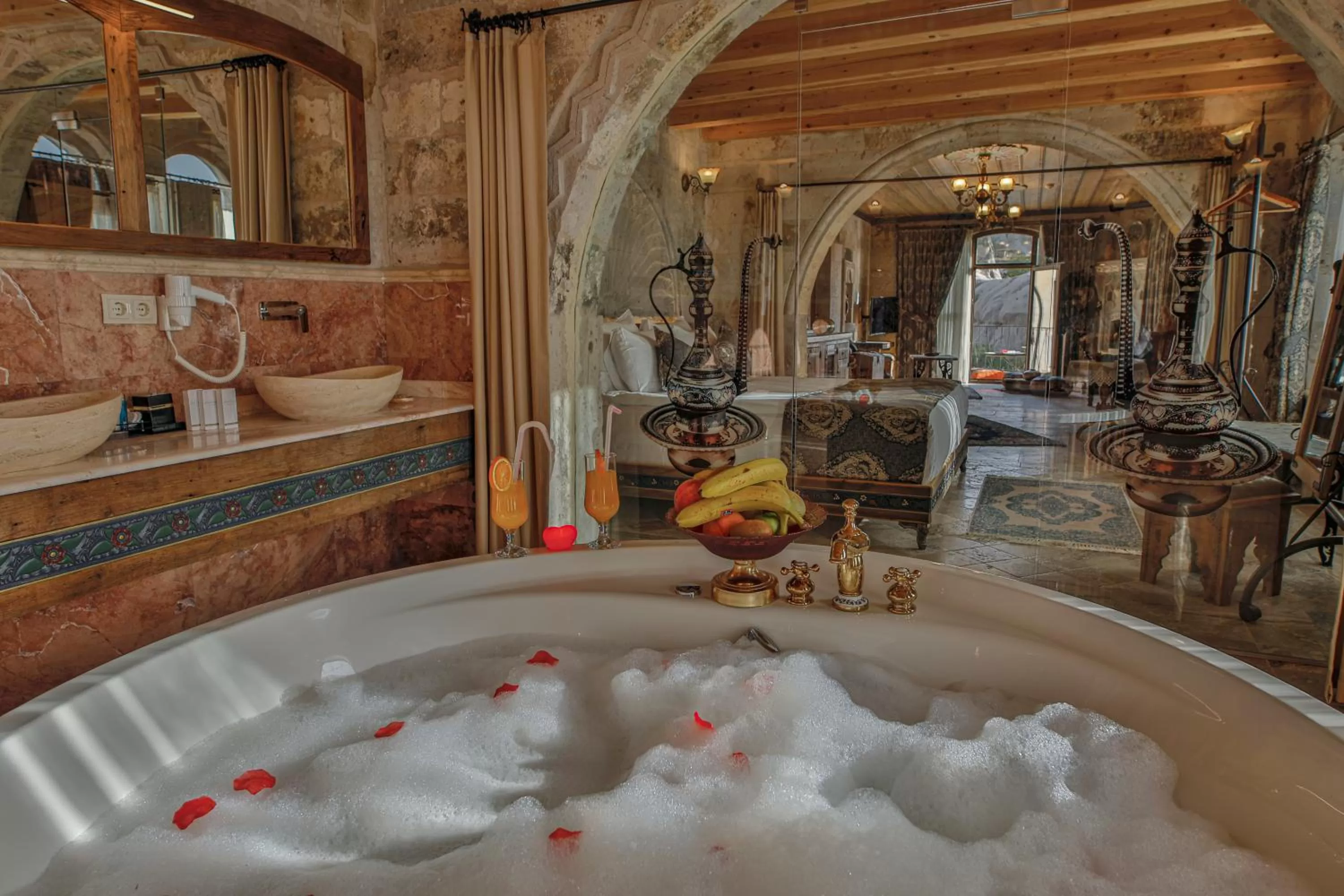 Hot Tub in Şah Saray Cave Suites Halal Hotel