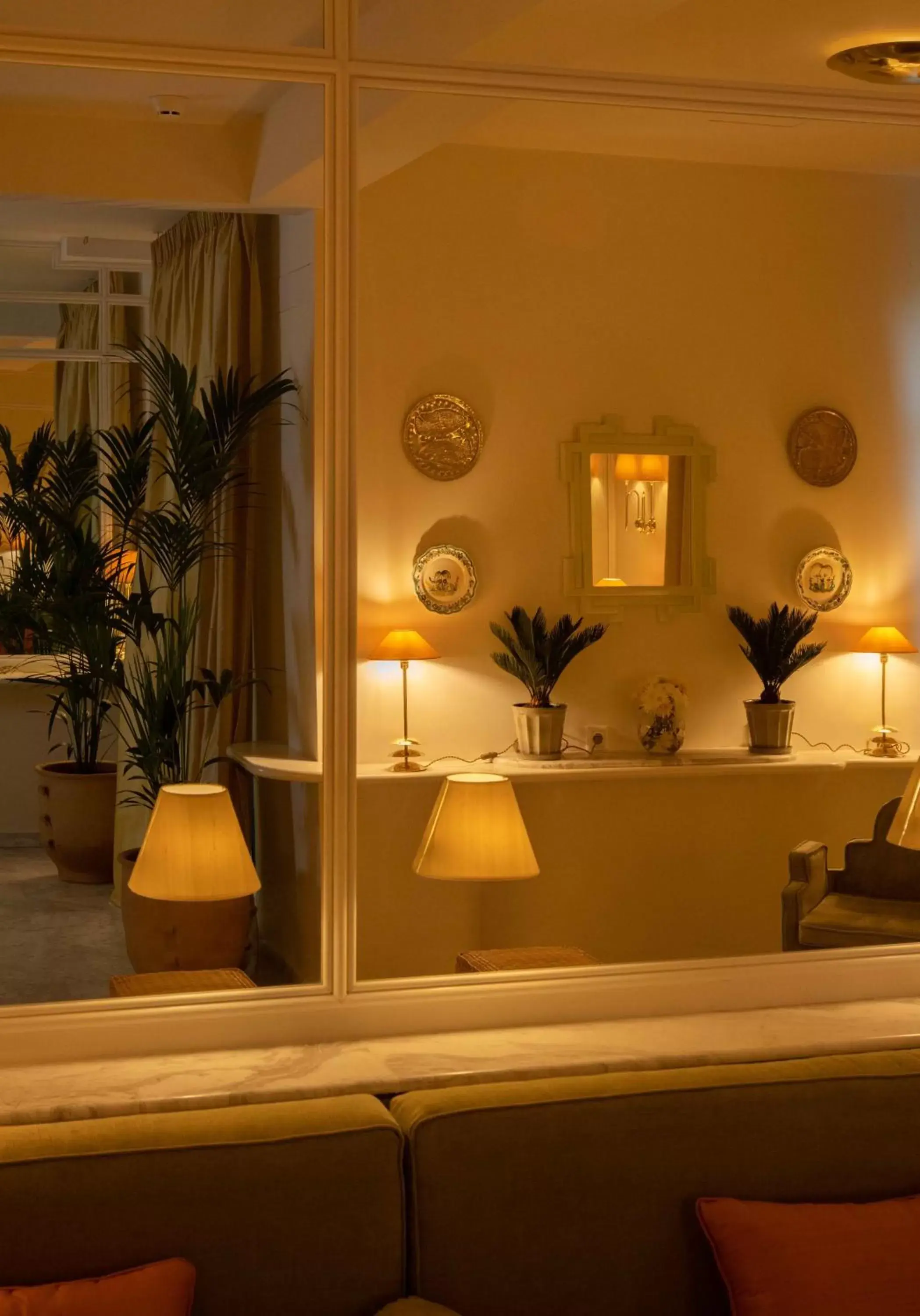 Communal lounge/ TV room, Bathroom in Apollo Palm Hotel