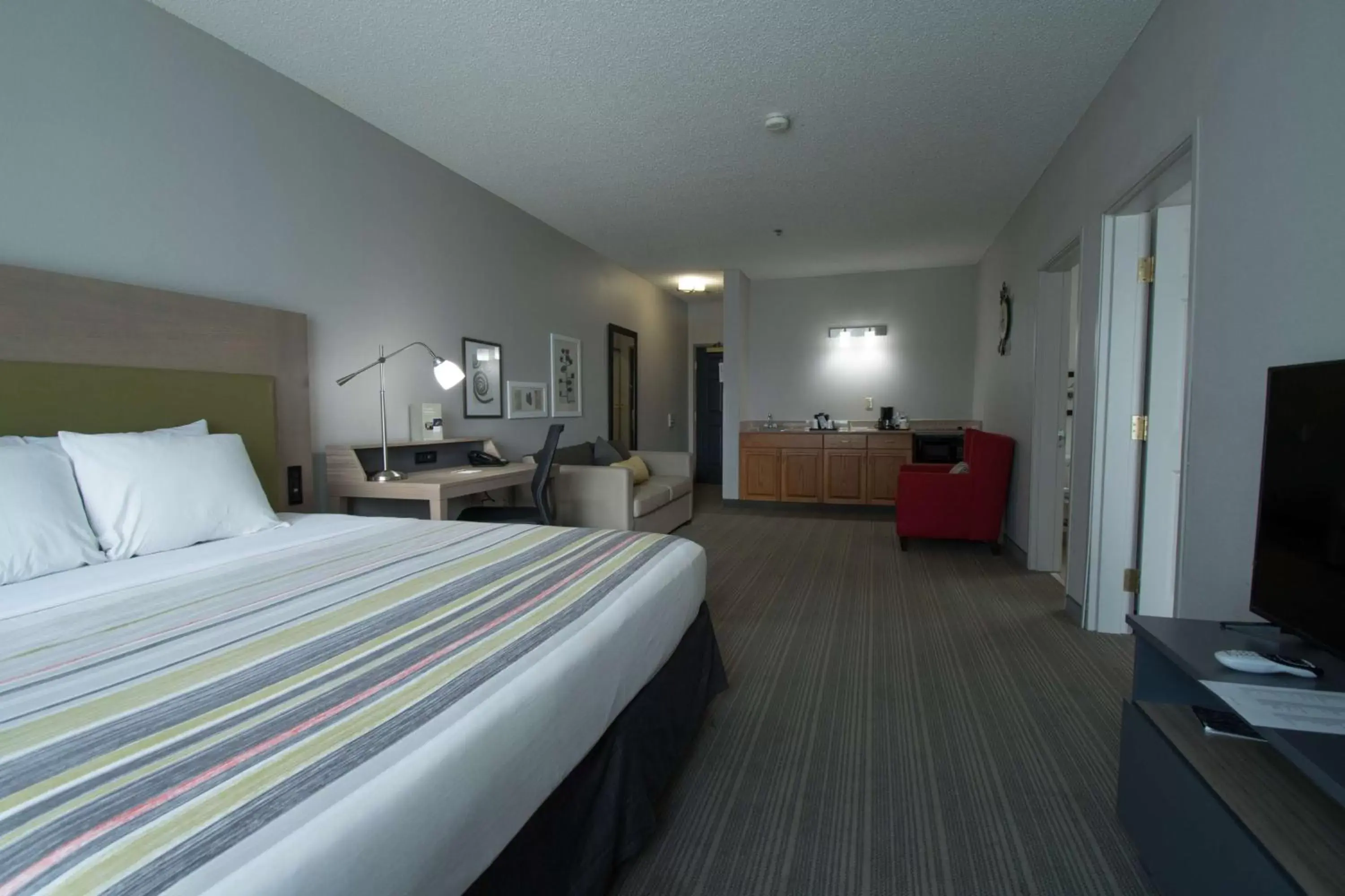 Photo of the whole room, Bed in Country Inn & Suites by Radisson, Augusta at I-20, GA