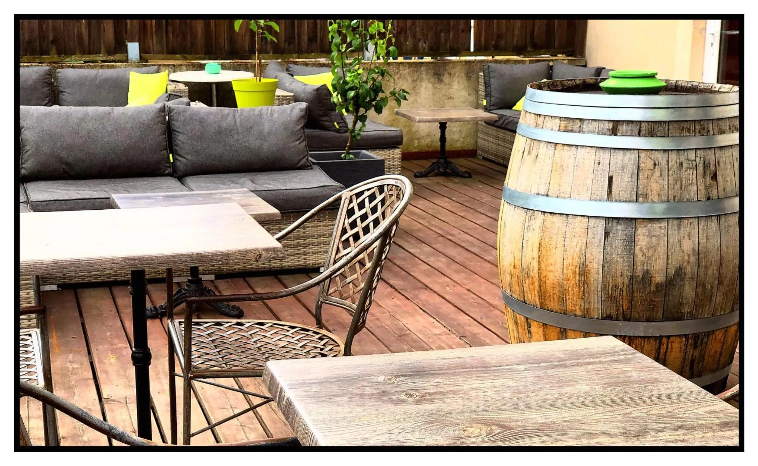 Patio, Lounge/Bar in Dupain & Dubeurre Appart'Hôtel - Parking