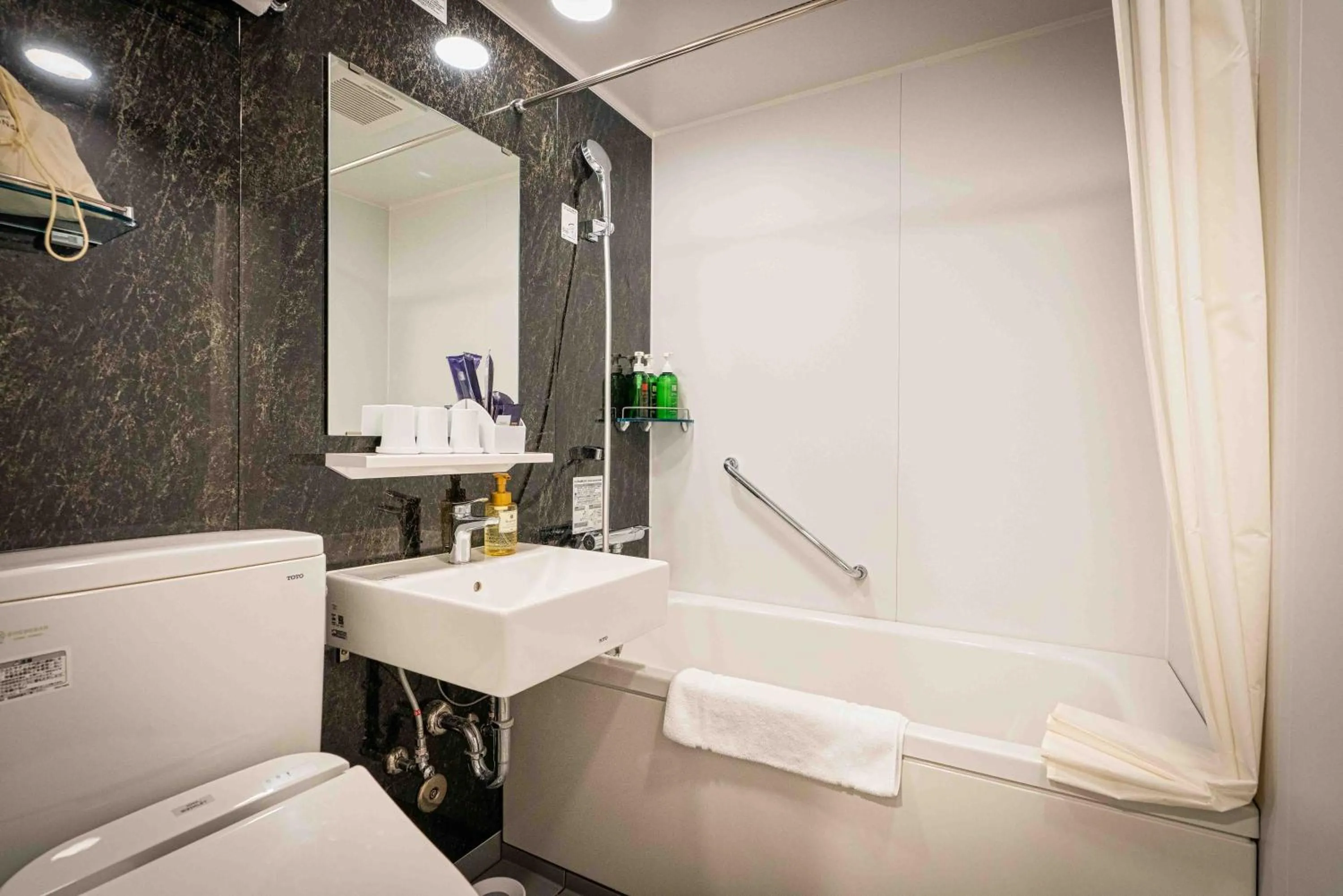 Shower in hotel MONday Tokyo Nishikasai