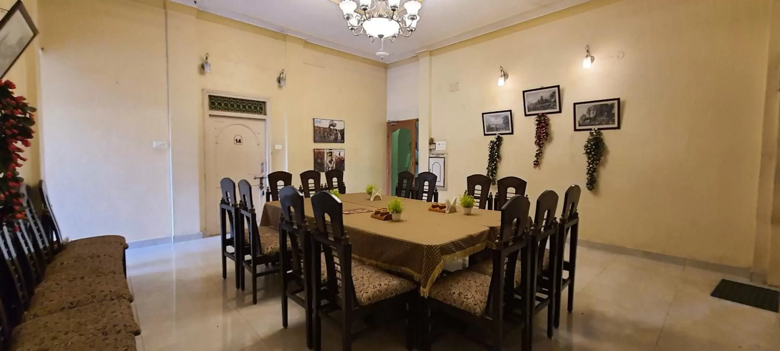 Restaurant/places to eat, Dining Area in Hotel Temple On Ganges