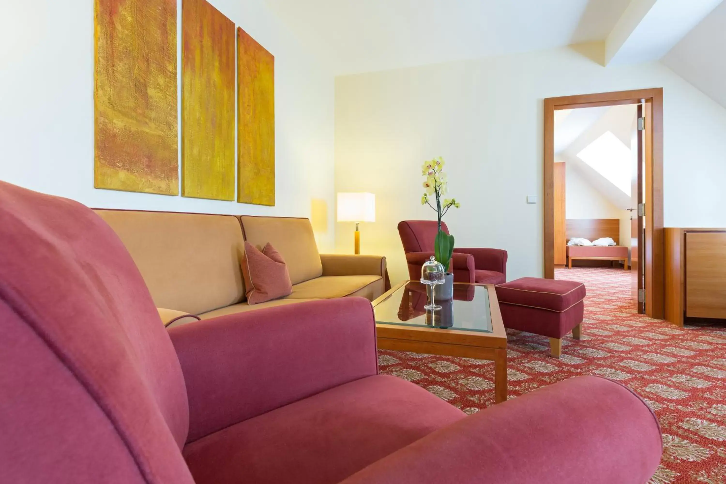 Photo of the whole room, Seating Area in Hotel Kaiserhof Wien