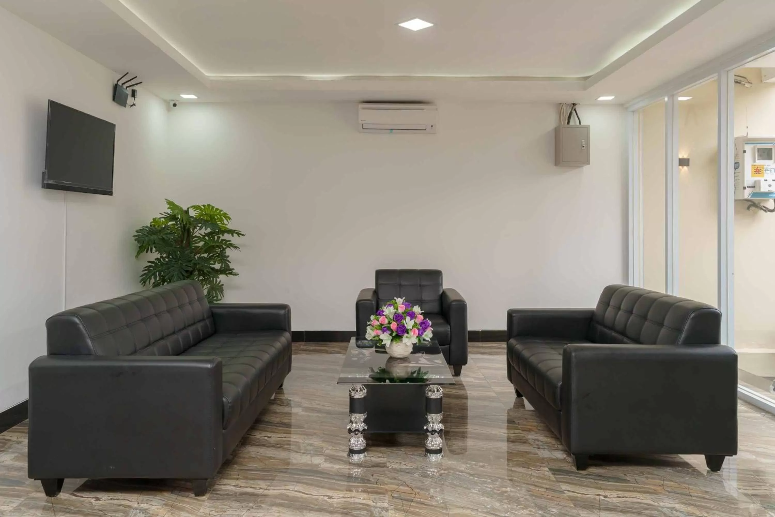 RedDoorz Plus near Eka Hospital BSD 5