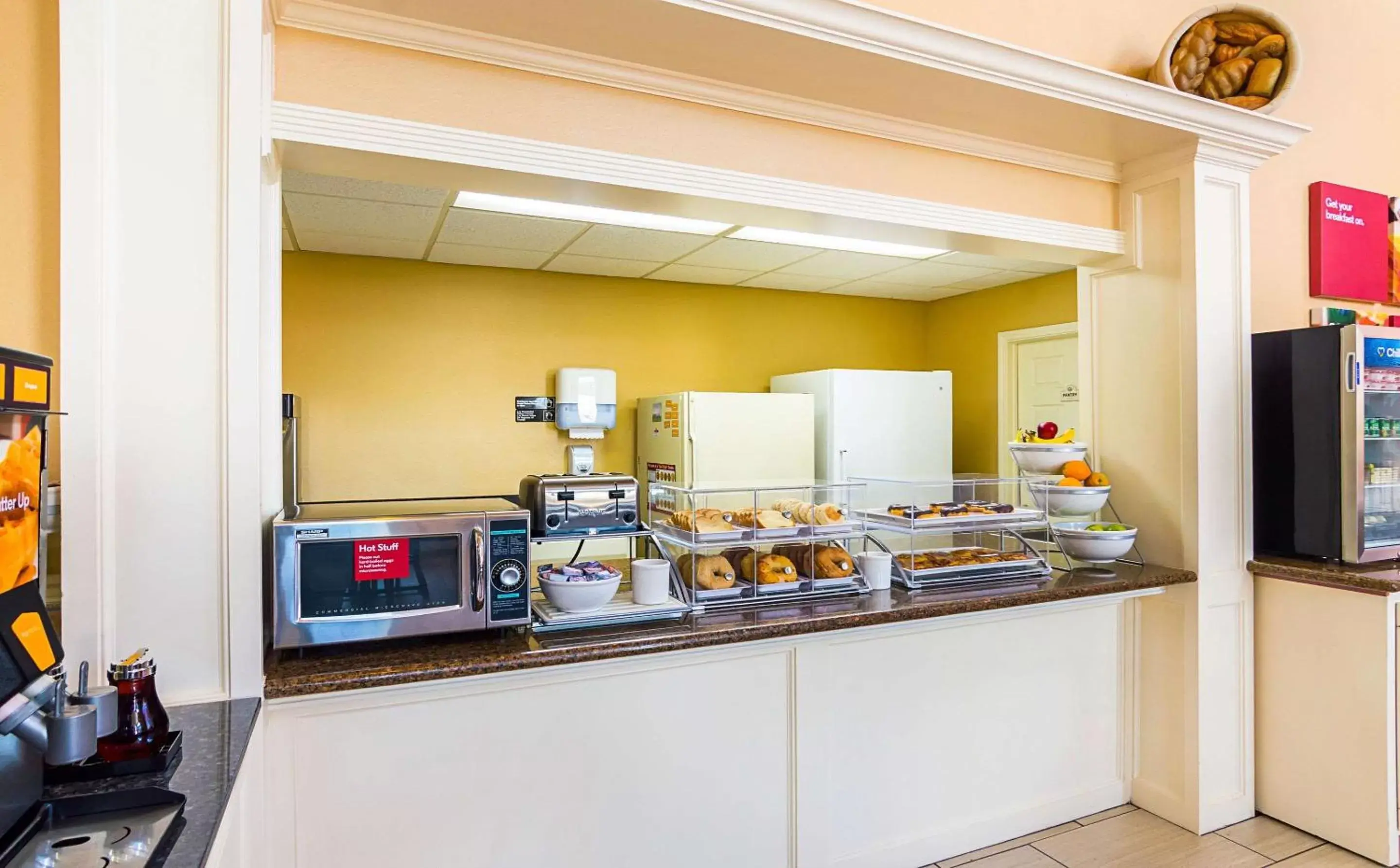 Restaurant/places to eat, Kitchen/Kitchenette in Quality Suites