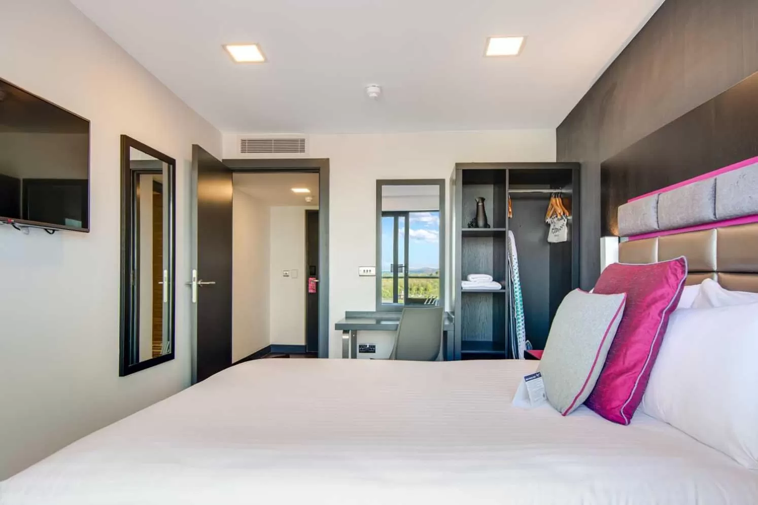 Bedroom, Bed in Roomzzz Chester City