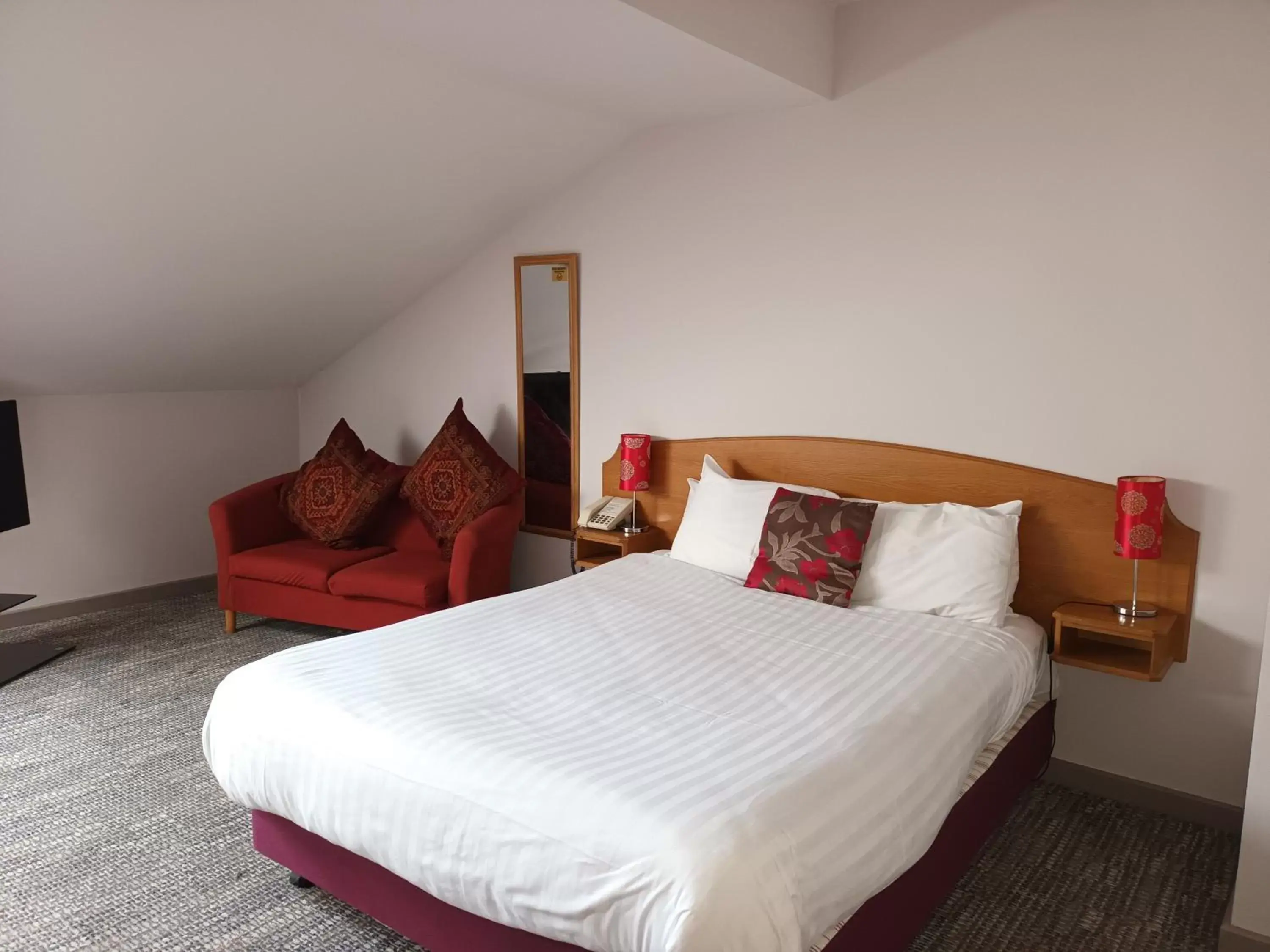 Bedroom, Bed in Corn Mill Lodge Hotel