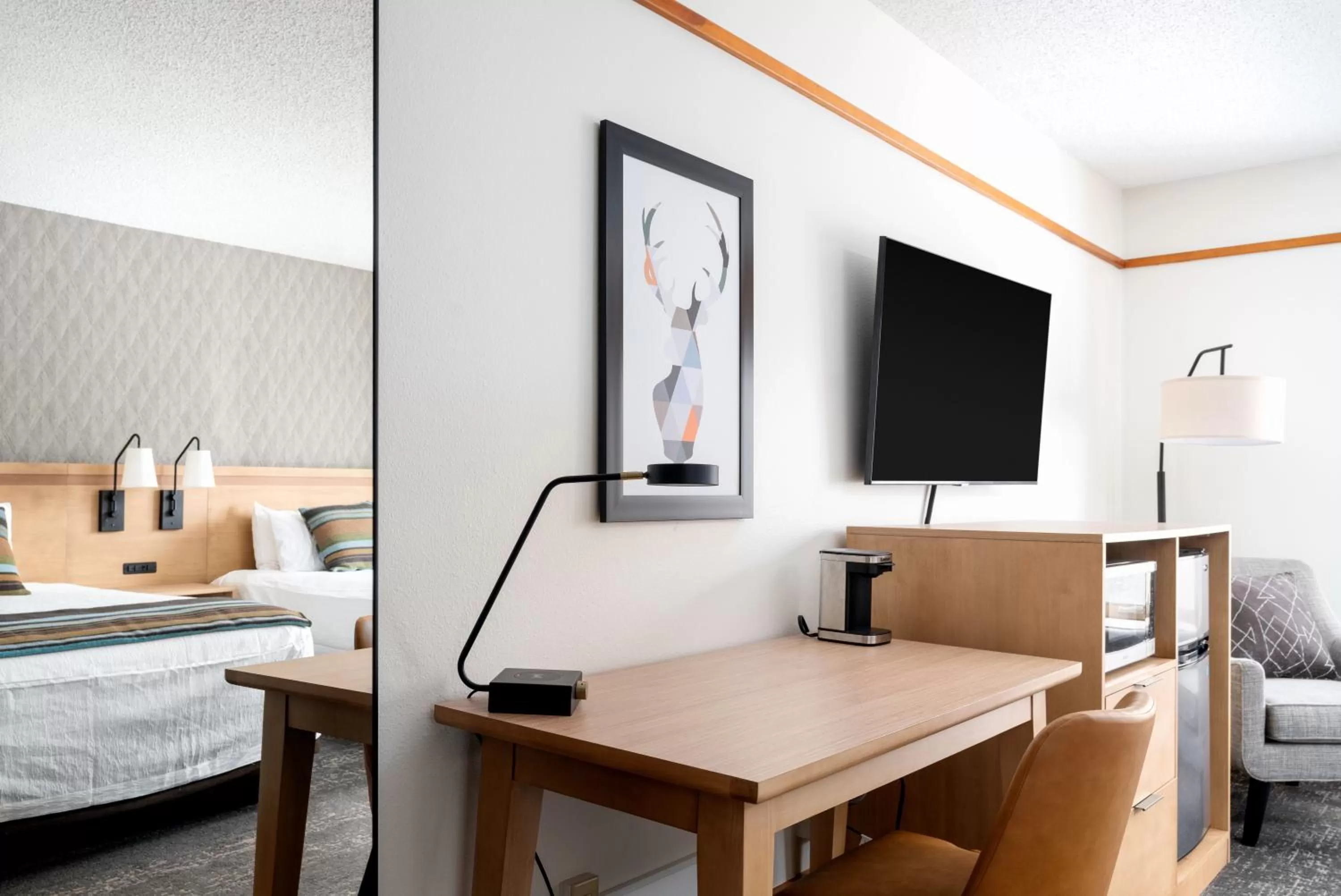 Seating area, Bed in Caribou Highlands Lodge
