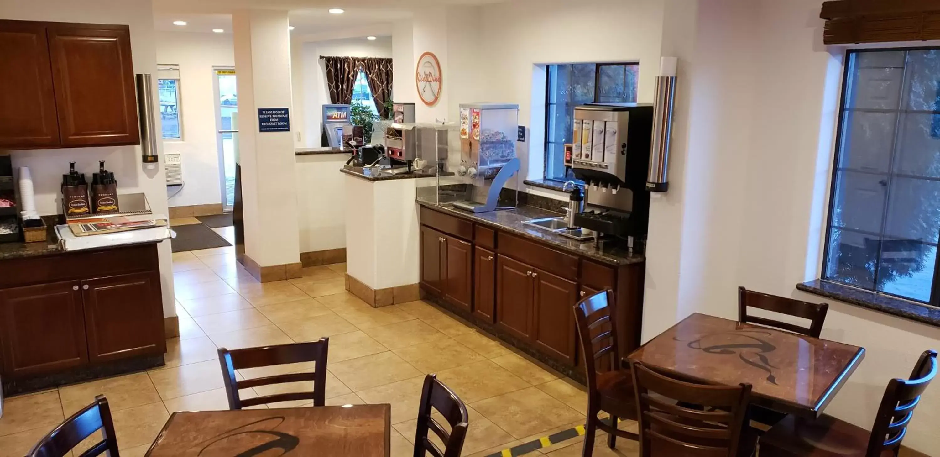 Continental breakfast, Kitchen/Kitchenette in Howard Johnson by Wyndham Flagstaff University West