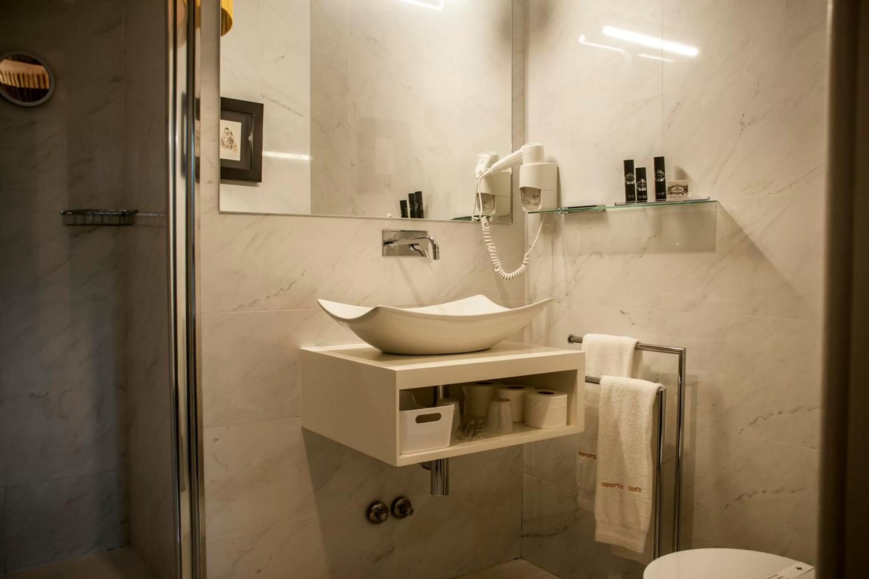 Toilet in Oporto Loft