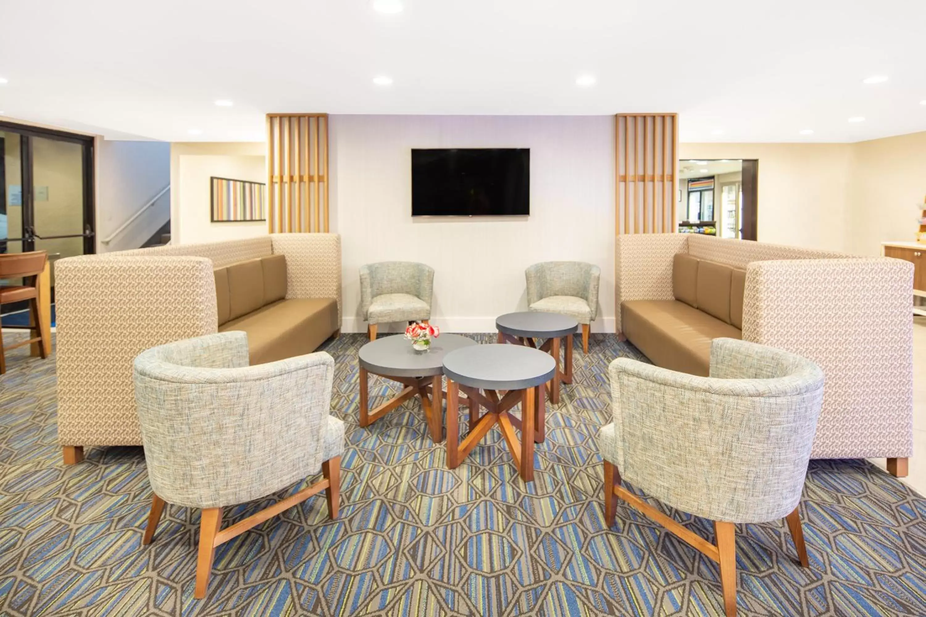 Lobby or reception, Seating Area in Holiday Inn Express Hotel & Suites San Diego Airport - Old Town, an IHG Hotel