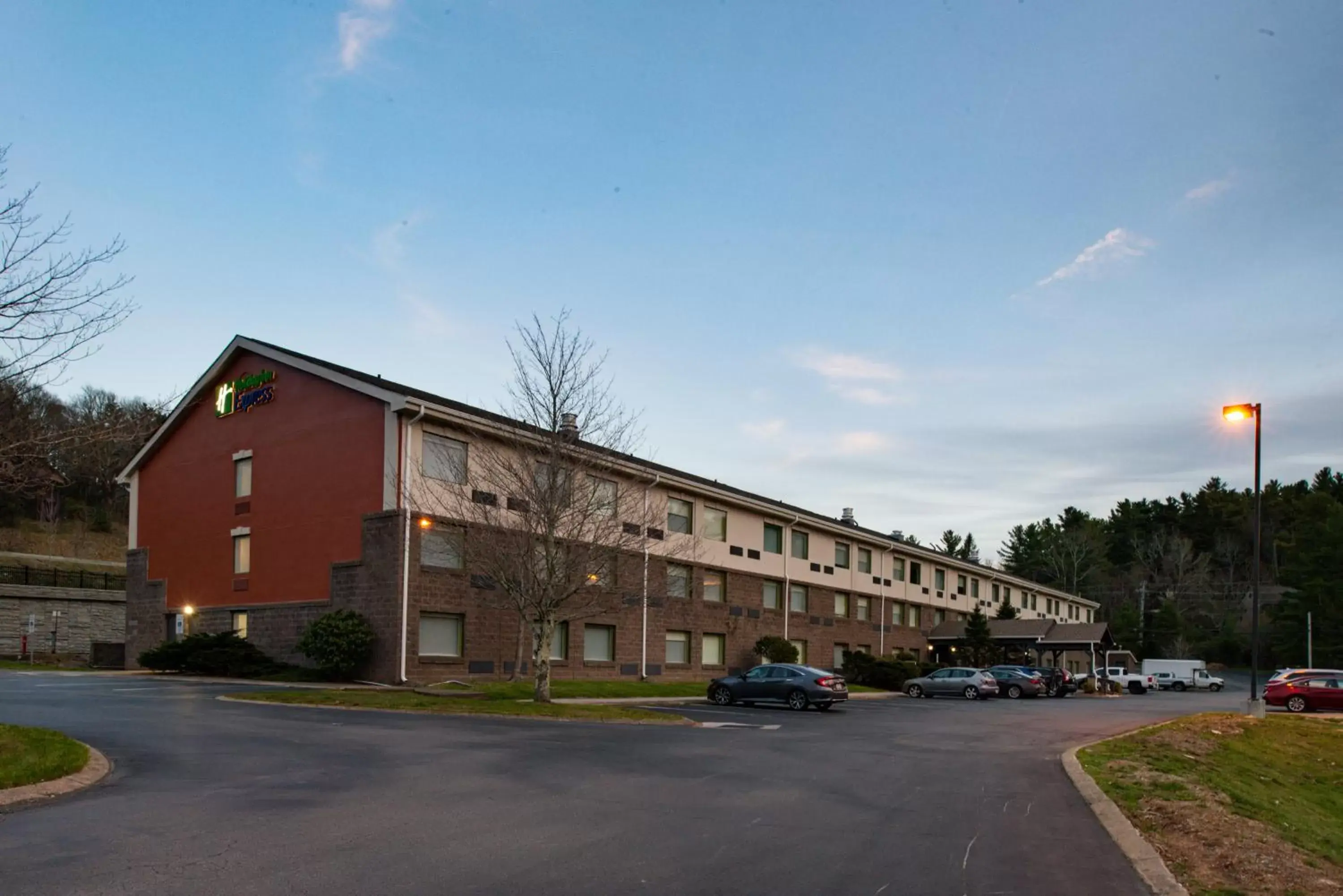 Property Building in Holiday Inn Express Blowing Rock South, an IHG Hotel