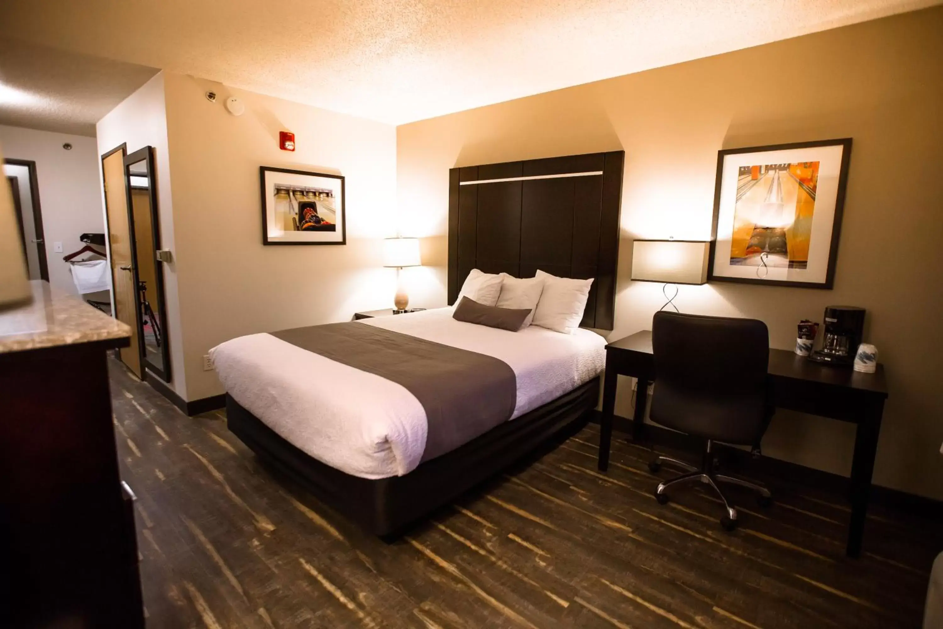 Photo of the whole room, Bed in Ten Pin Inn & Suites