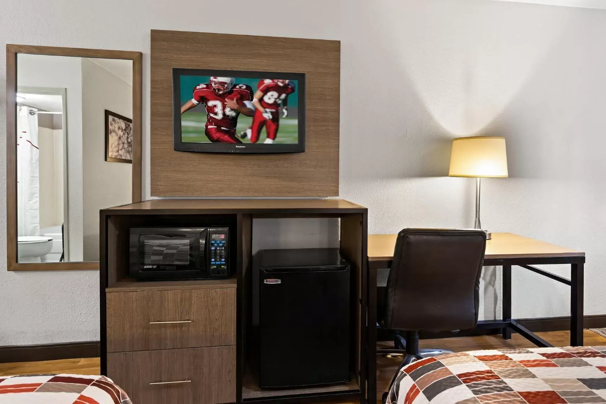 Photo of the whole room, TV/Entertainment Center in Red Roof Inn Cleveland - Independence