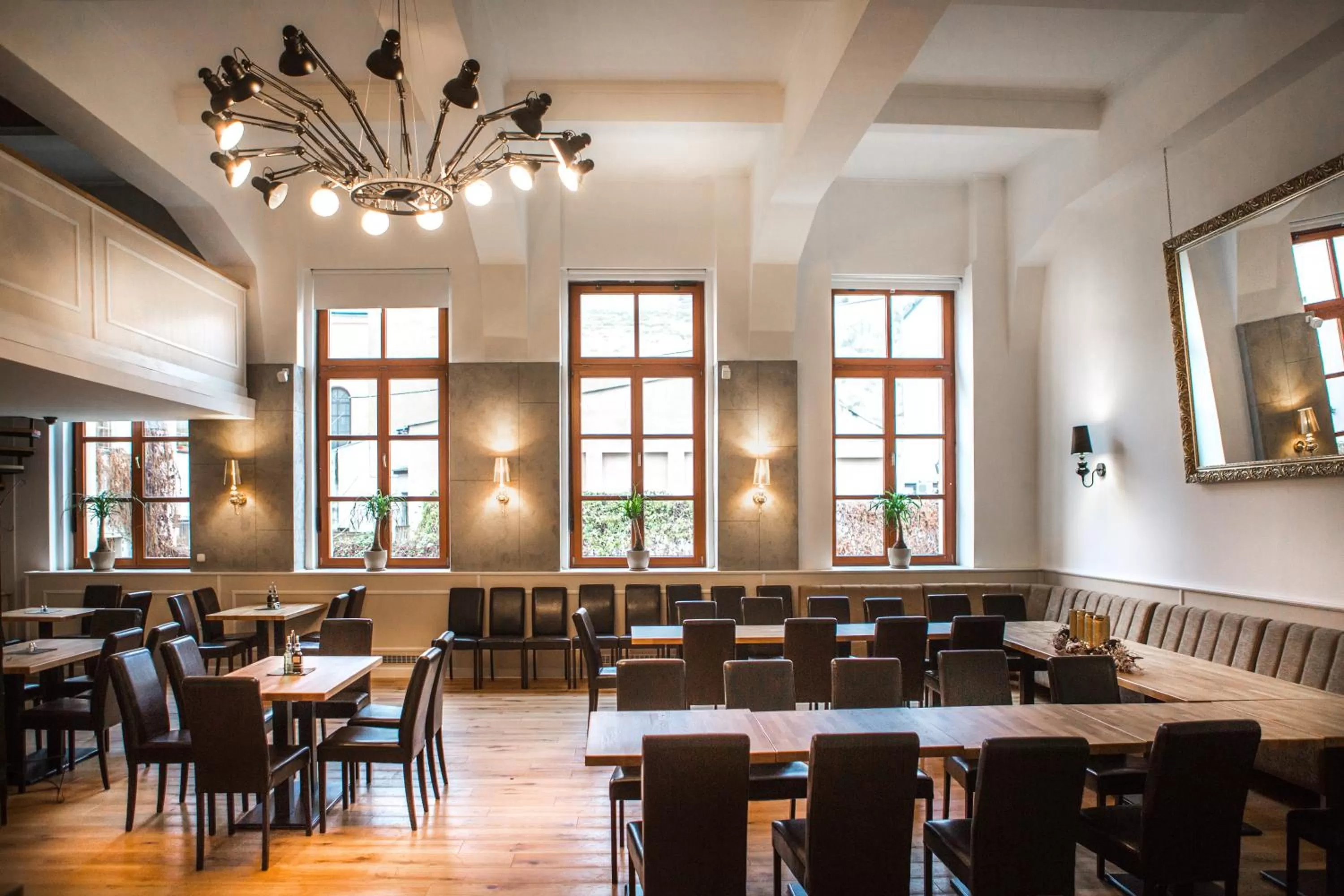 Restaurant/places to eat in Hotel Grand