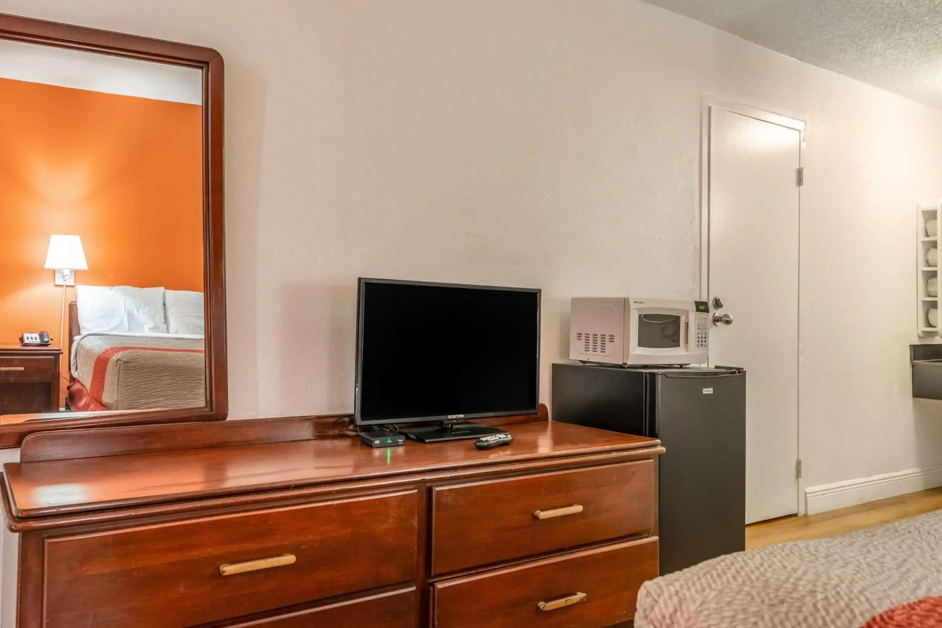 Photo of the whole room, TV/Entertainment Center in Motel 6-Natchitoches, LA