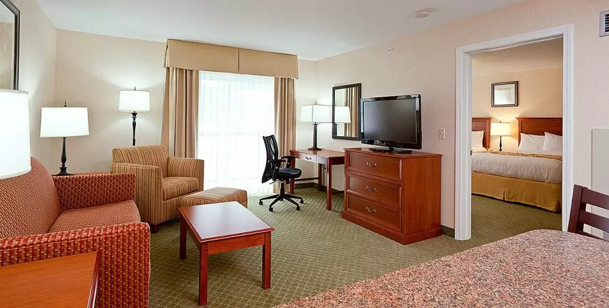 Living room, TV/Entertainment Center in White River Inn & Suites