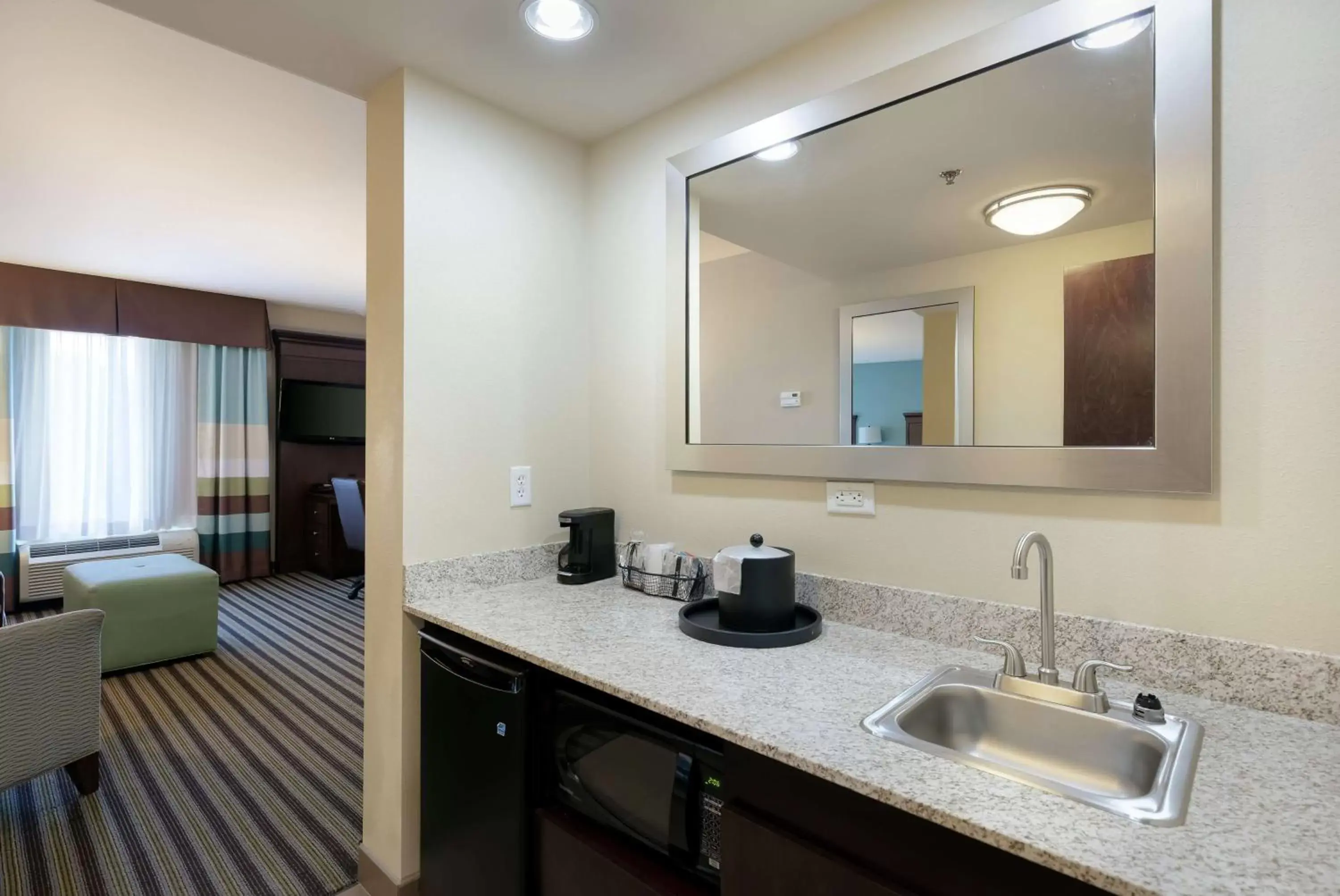 Photo of the whole room, Kitchen/Kitchenette in Hampton Inn and Suites Adairsville/Calhoun Area