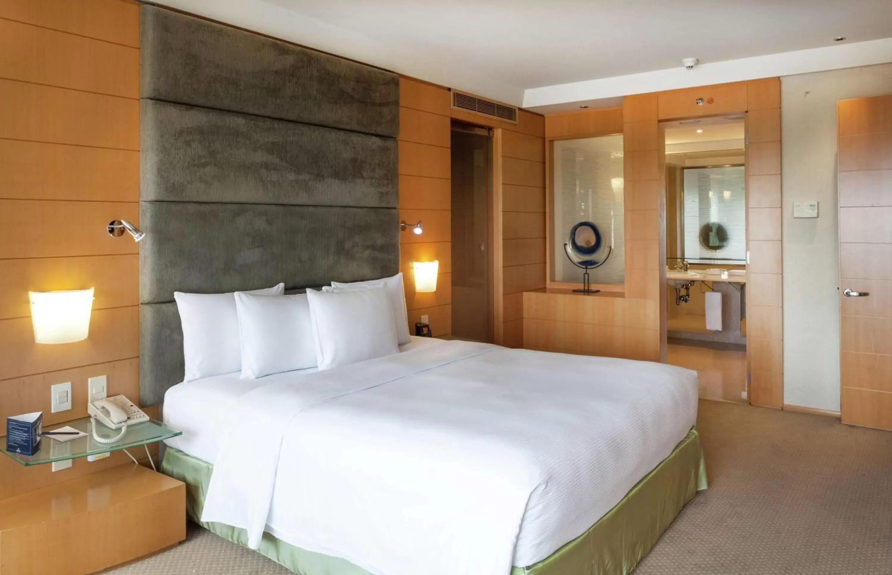 Photo of the whole room, Bed in Hilton Sao Paulo Morumbi