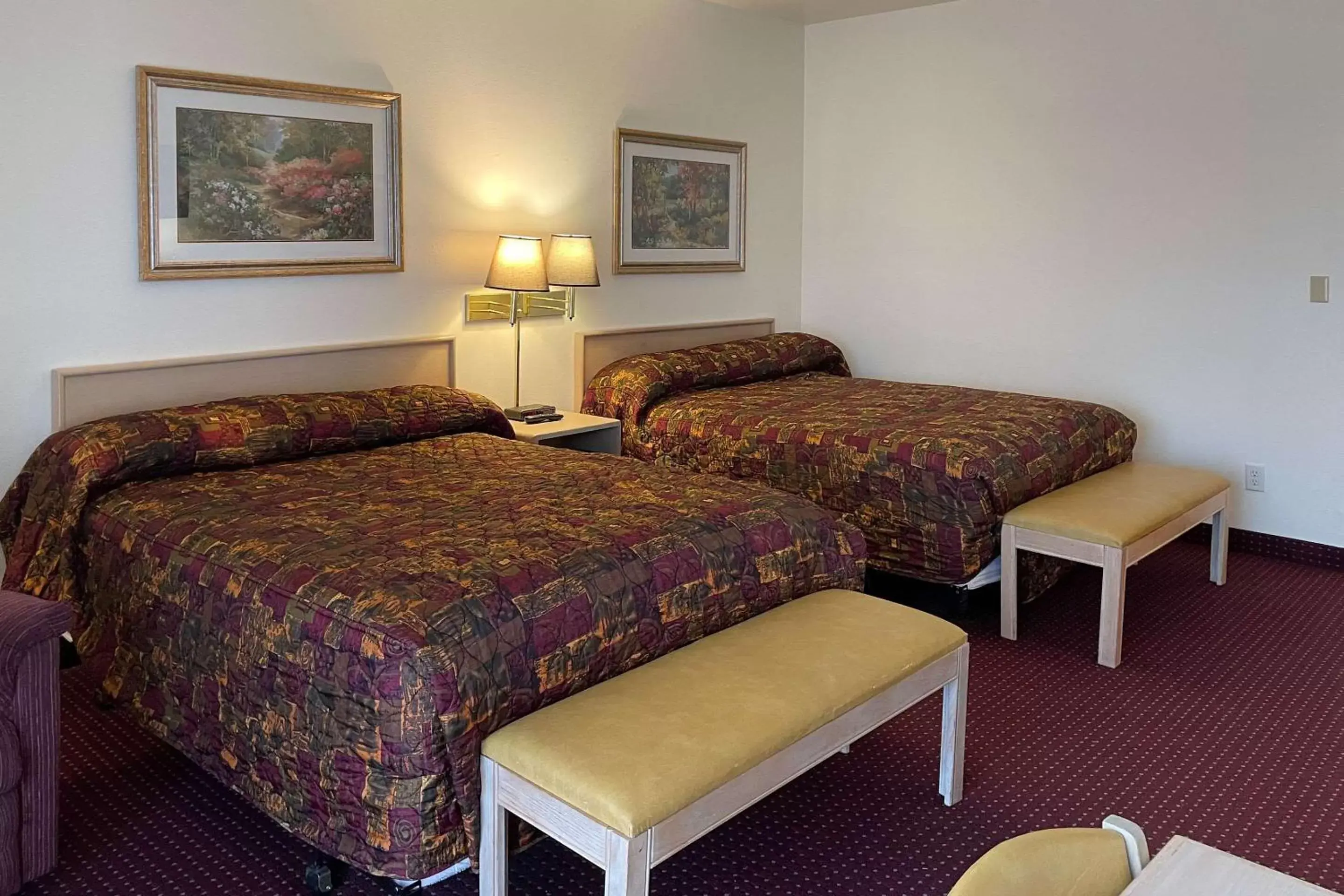 Bedroom, Bed in Edgewater Inn and Suites