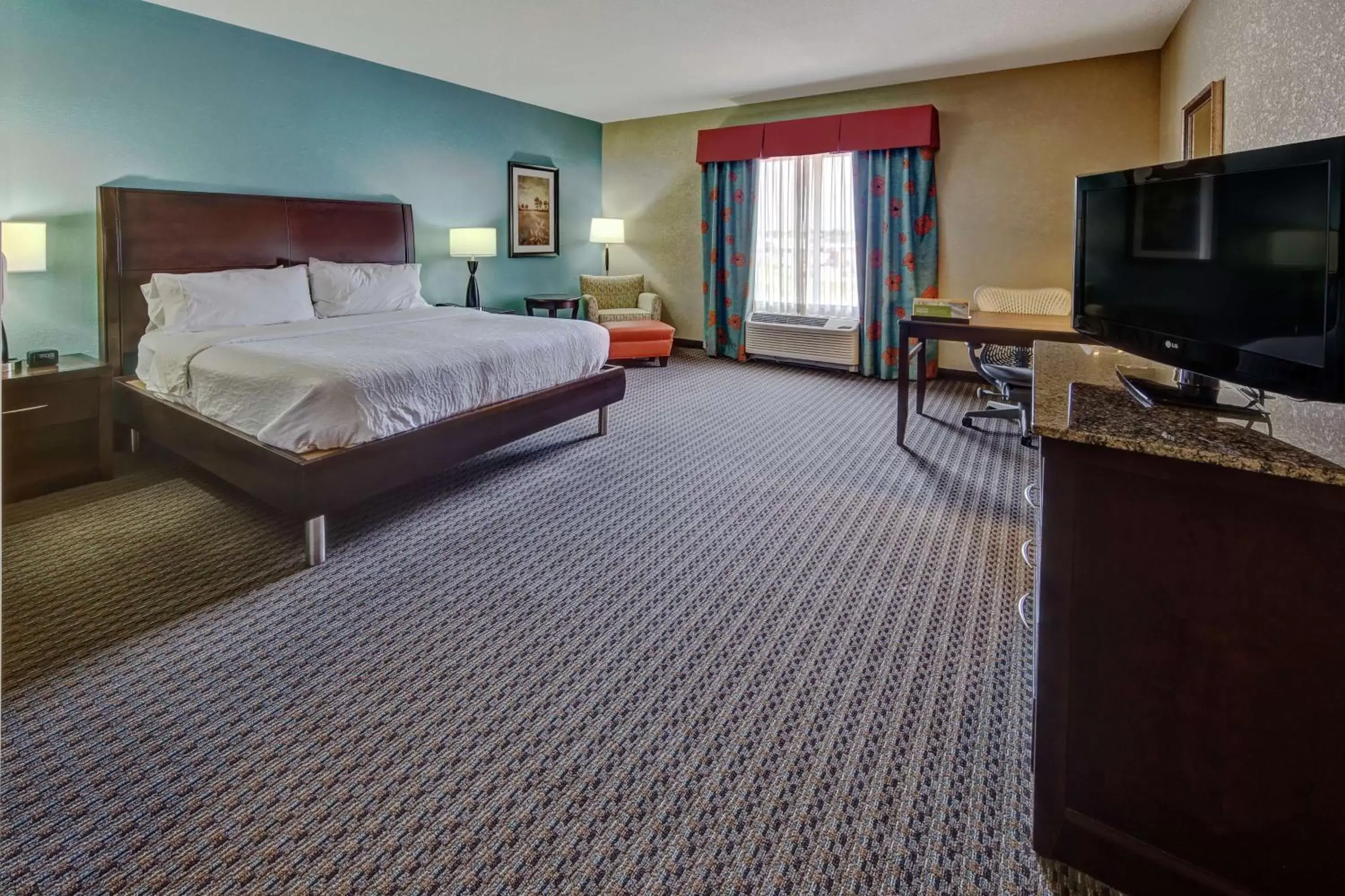 Bedroom, TV/Entertainment Center in Hilton Garden Inn Midtown Tulsa