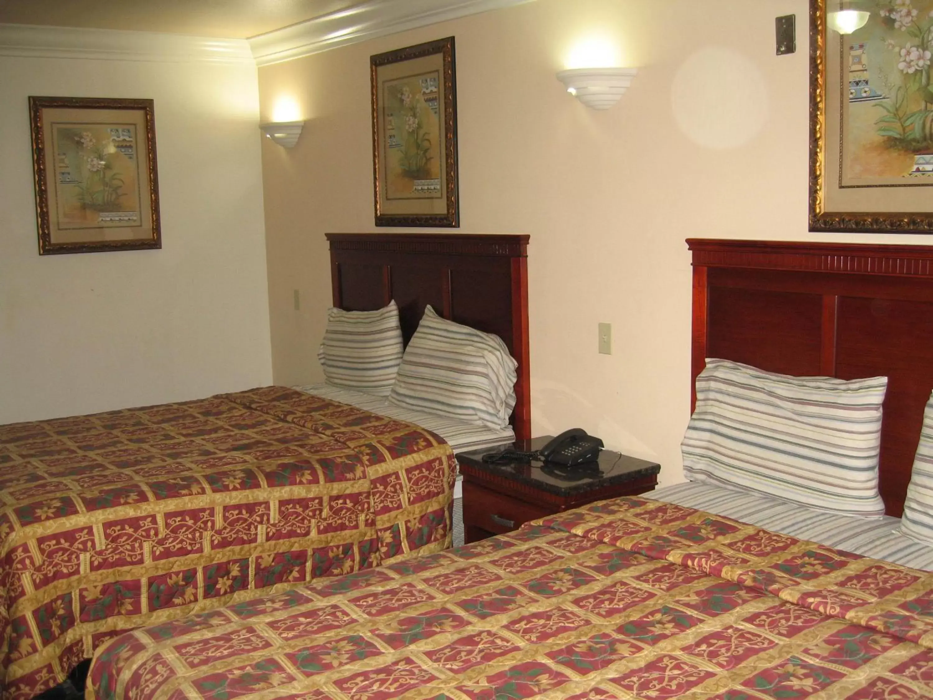 Bed in Royal Inn Motel Long Beach