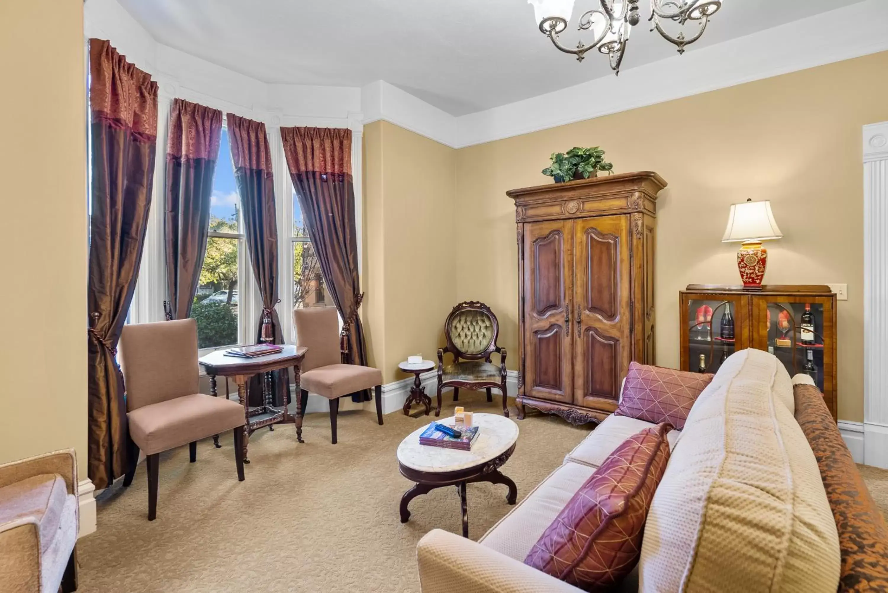 Seating Area in Hennessey House Bed and Breakfast