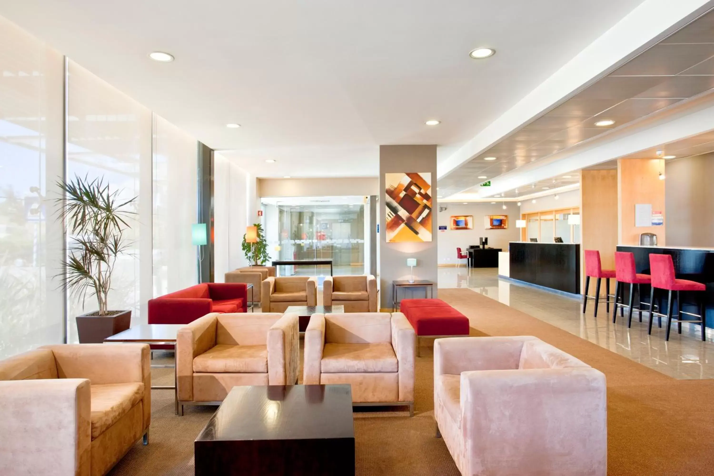 Lobby or reception, Lounge/Bar in Holiday Inn Express Lisbon-Oeiras, an IHG Hotel