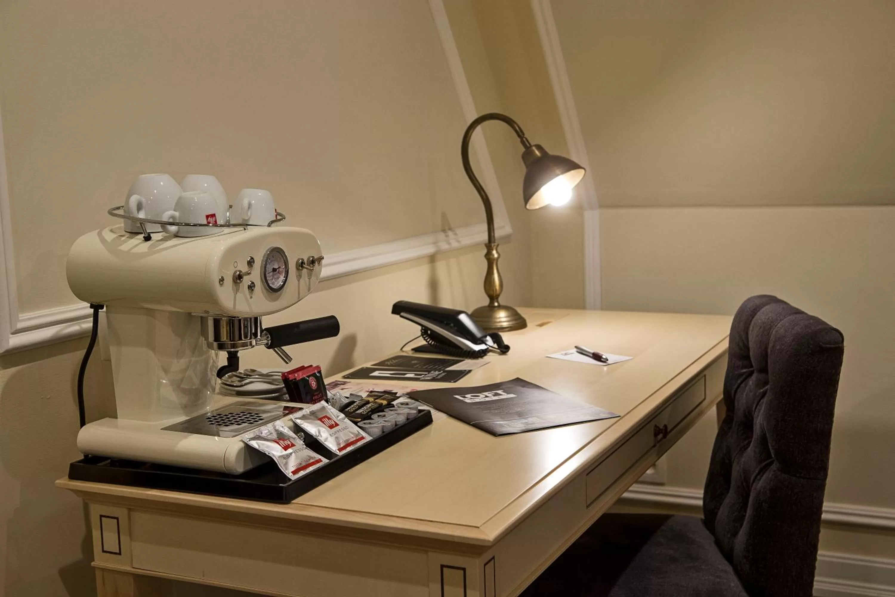 Coffee/tea facilities in Wilson Palace by LOFT