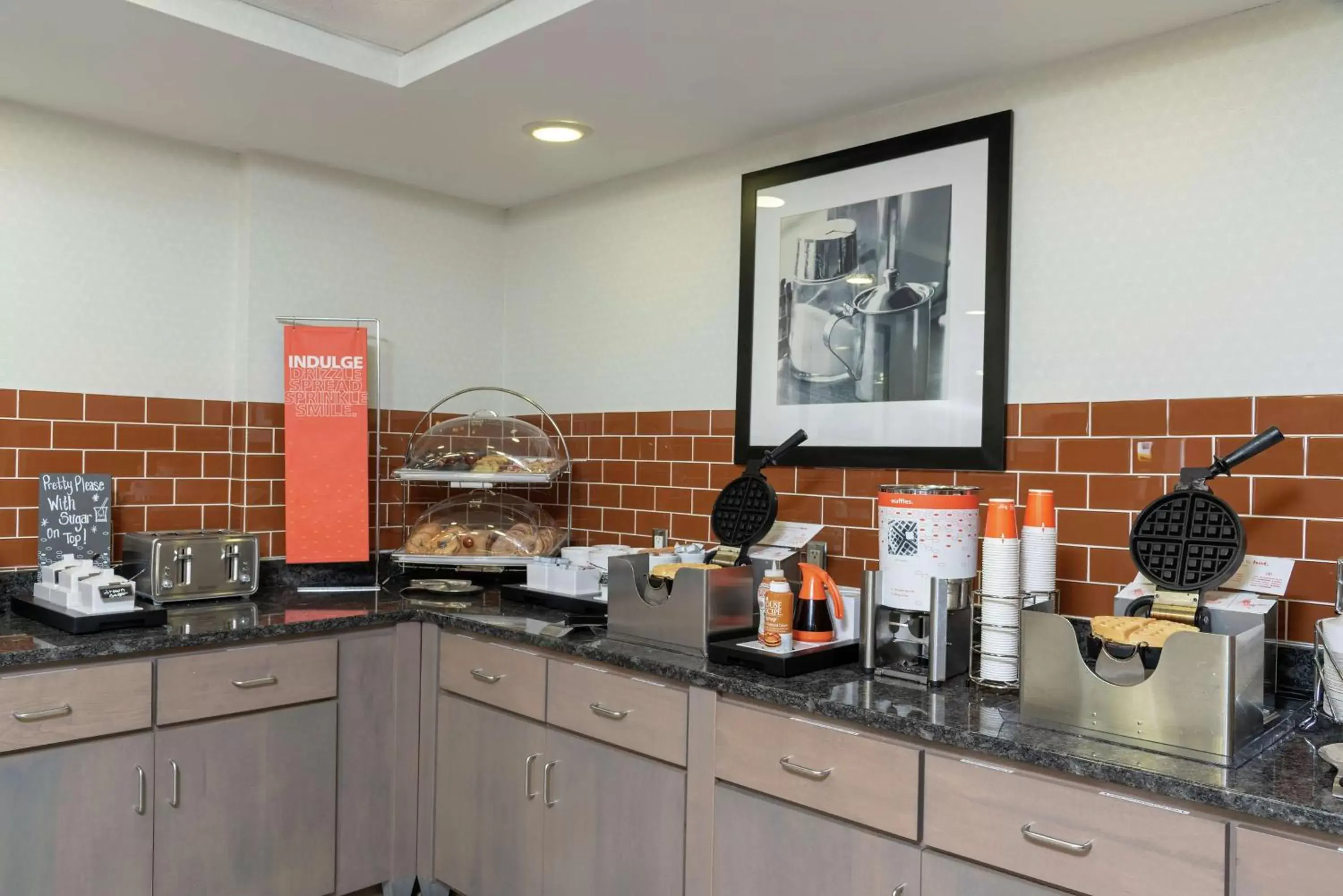 Dining area, Kitchen/Kitchenette in Hampton Inn Akron-South