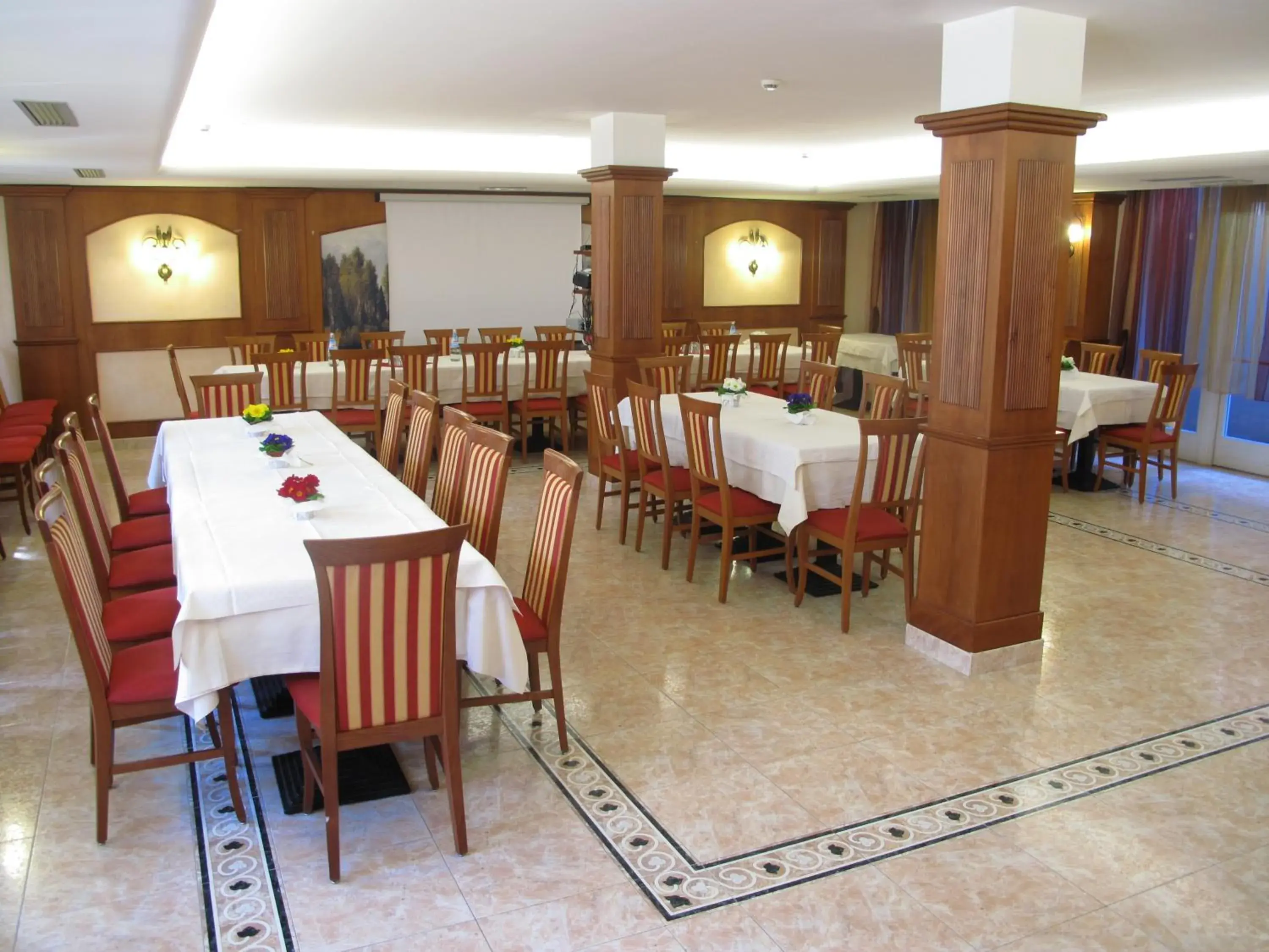 Restaurant/Places to Eat in Hotel Olivo