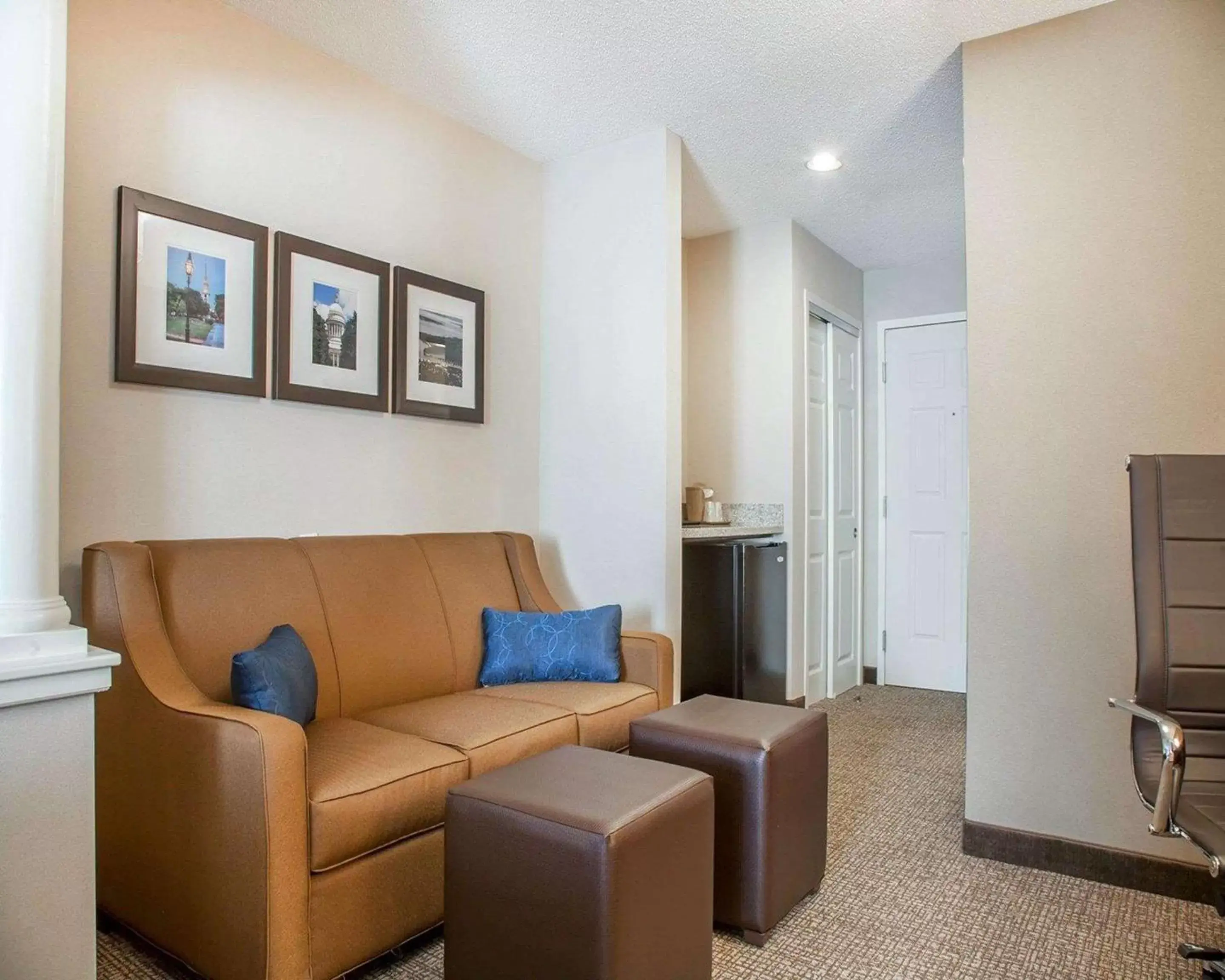 Bedroom, Seating Area in Comfort Suites West Warwick - Providence