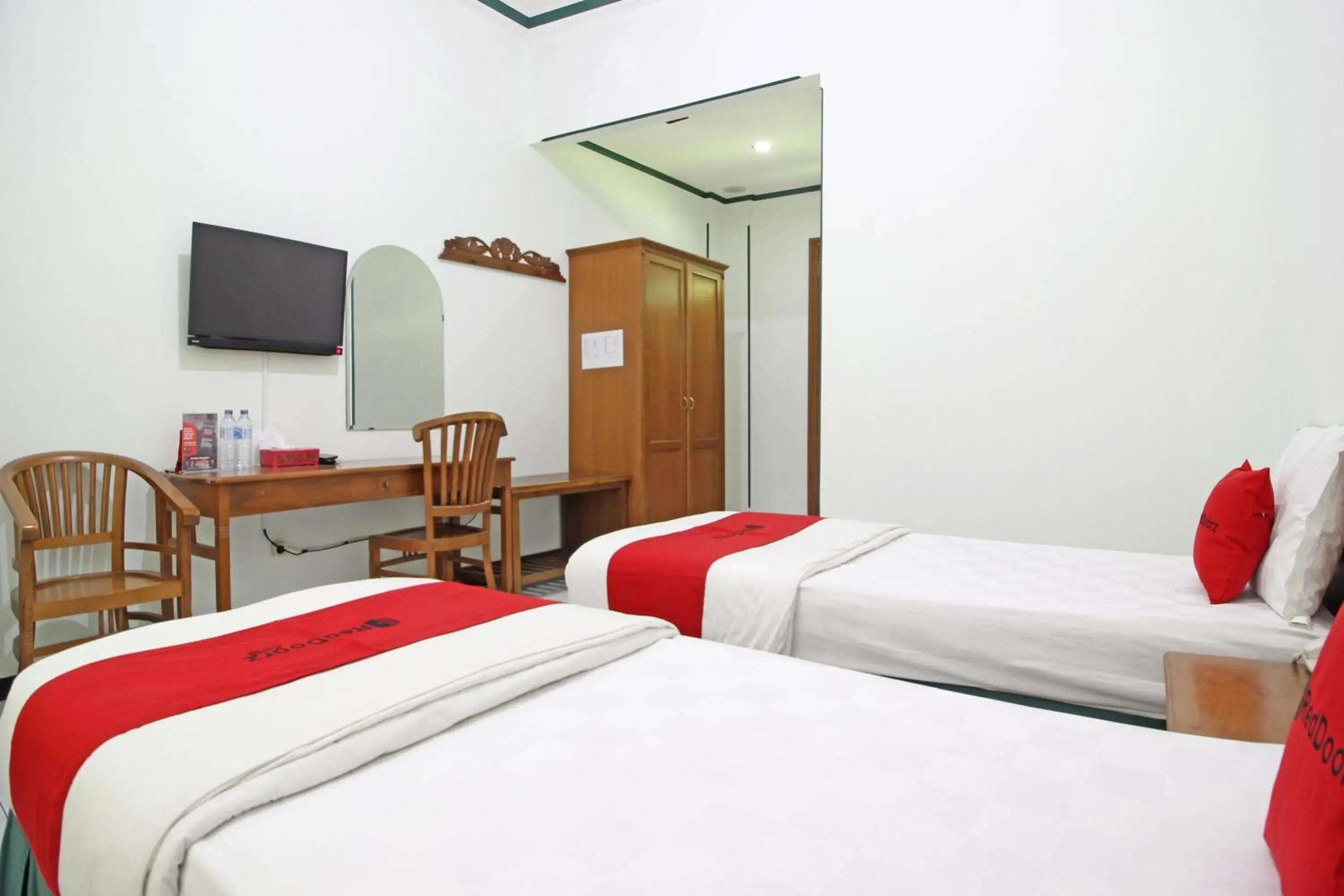 Bedroom, Bed in RedDoorz near XT Square Yogyakarta