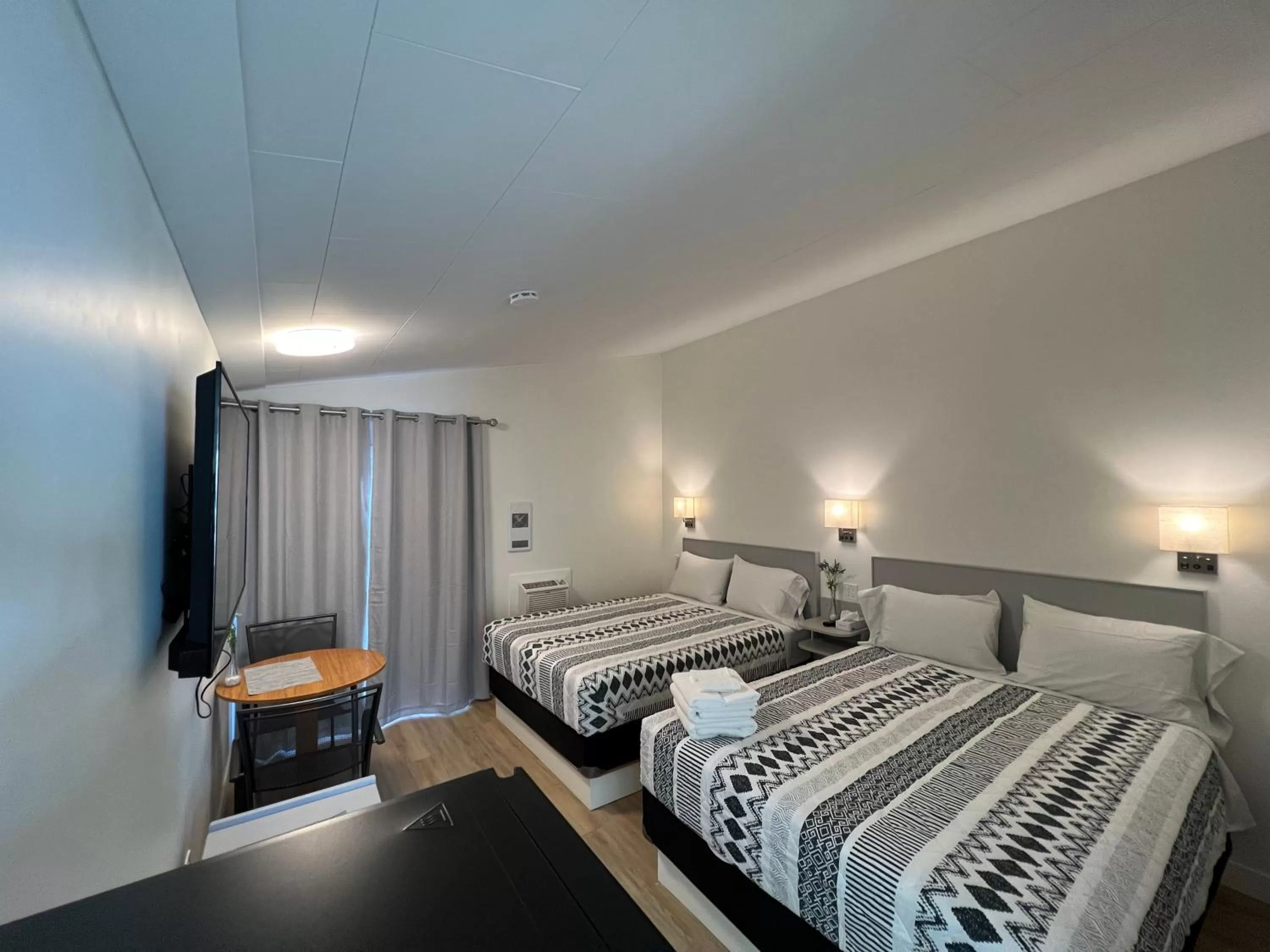 Bedroom, Bed in Destination Inn Cache Creek