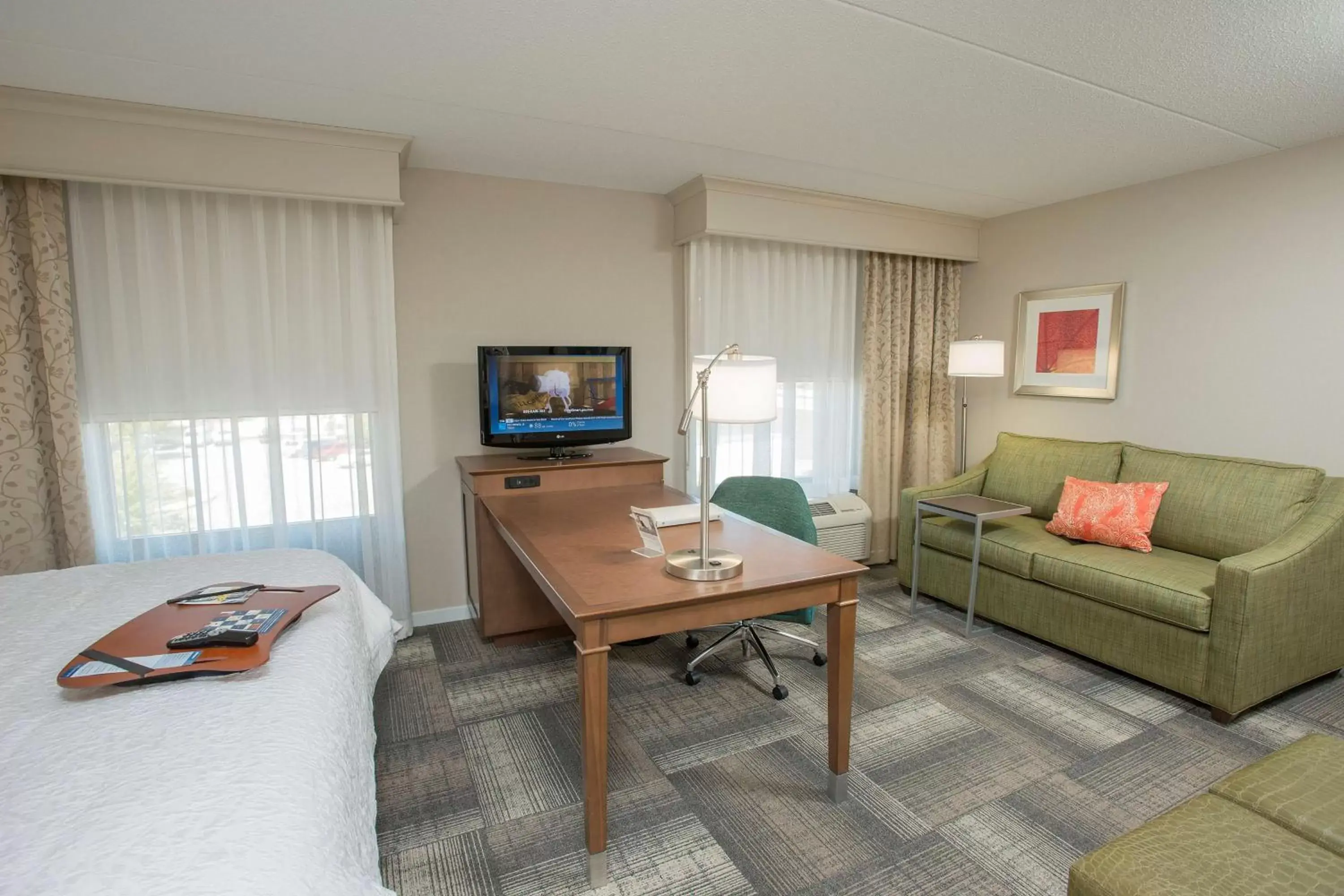 Bedroom, Seating Area in Hampton Inn & Suites Cincinnati-Union Centre