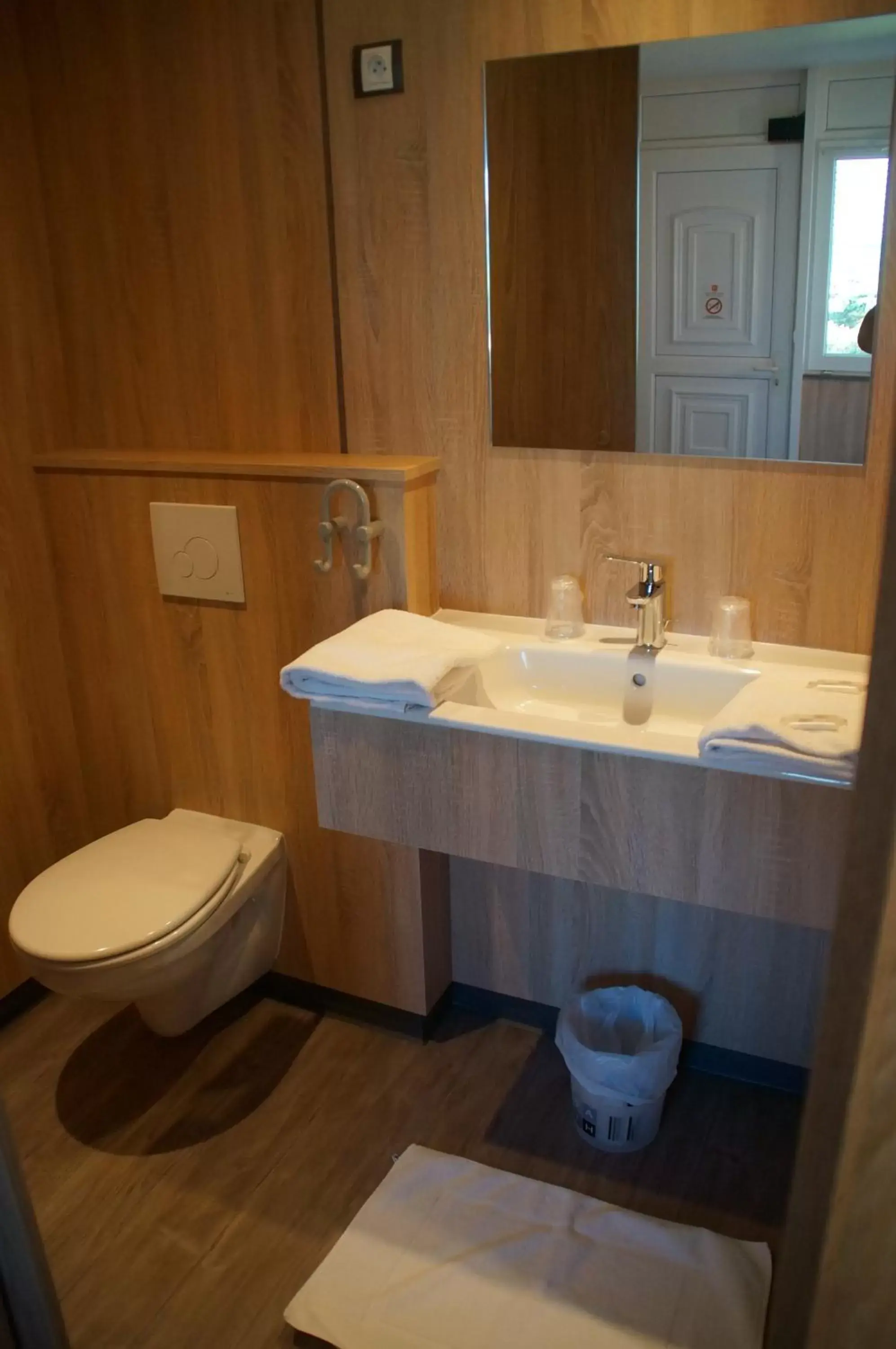 Bathroom in The Originals Access Aéroport, Hôtel Aurillac