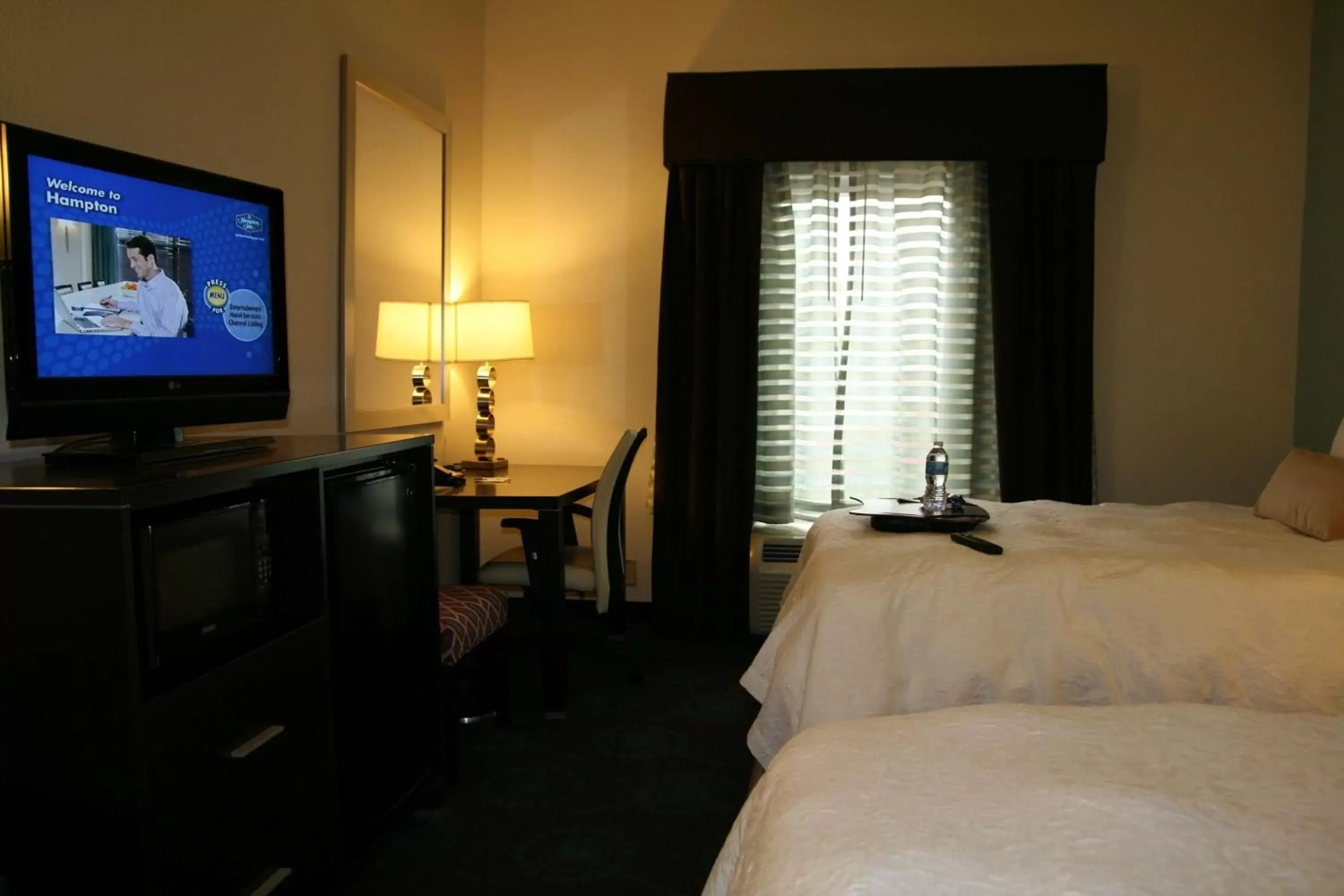 Bedroom, TV/Entertainment Center in Hampton Inn By Hilton Shreveport Airport, La