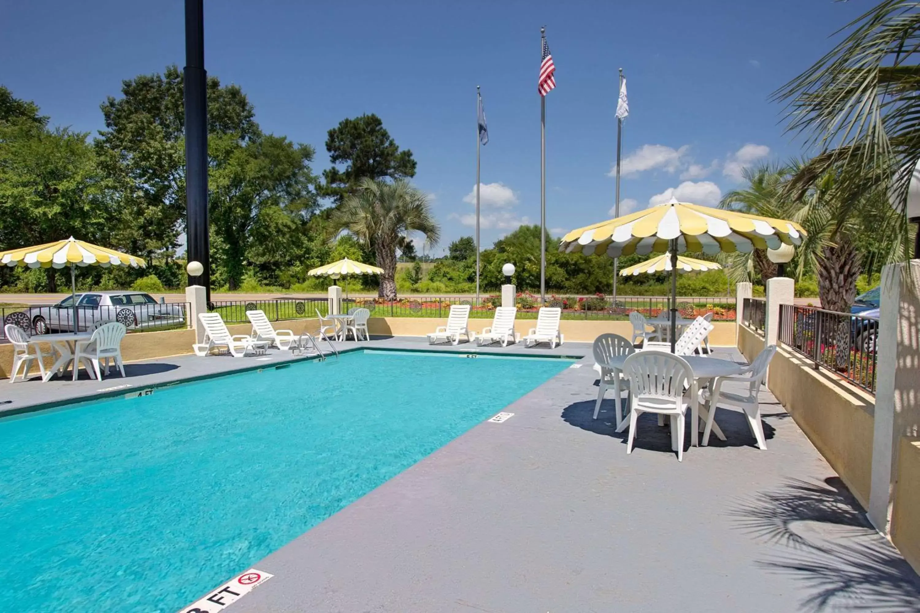 On site, Swimming Pool in Days Inn by Wyndham Ladson Summerville Charleston