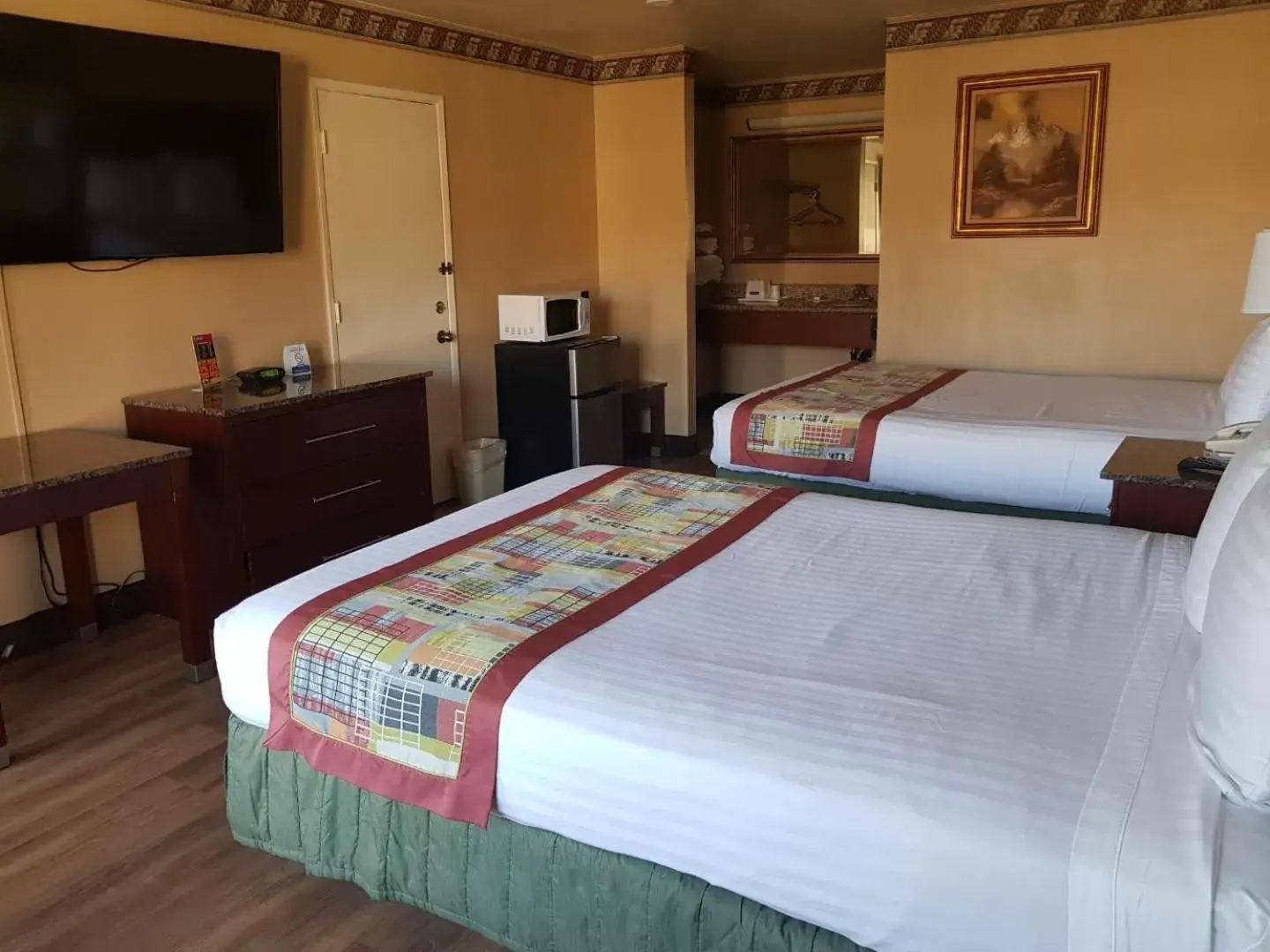 Bed in Travelodge by Wyndham Costa Mesa Newport Beach Hacienda Bed in Travelodge by Wyndham Costa Mesa Newport Beach Hacienda