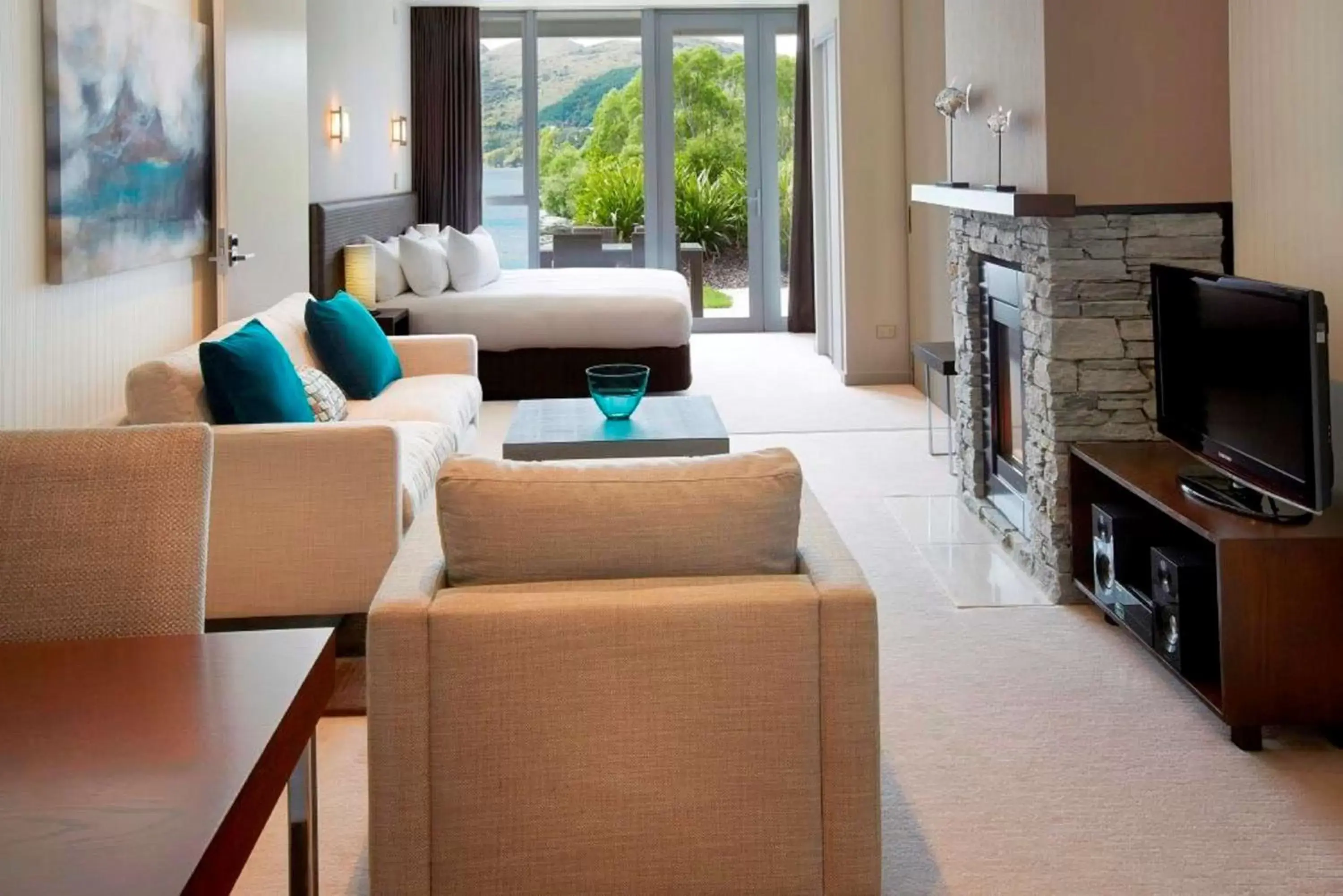 Bedroom, Seating Area in Hilton Queenstown Resort & Spa
