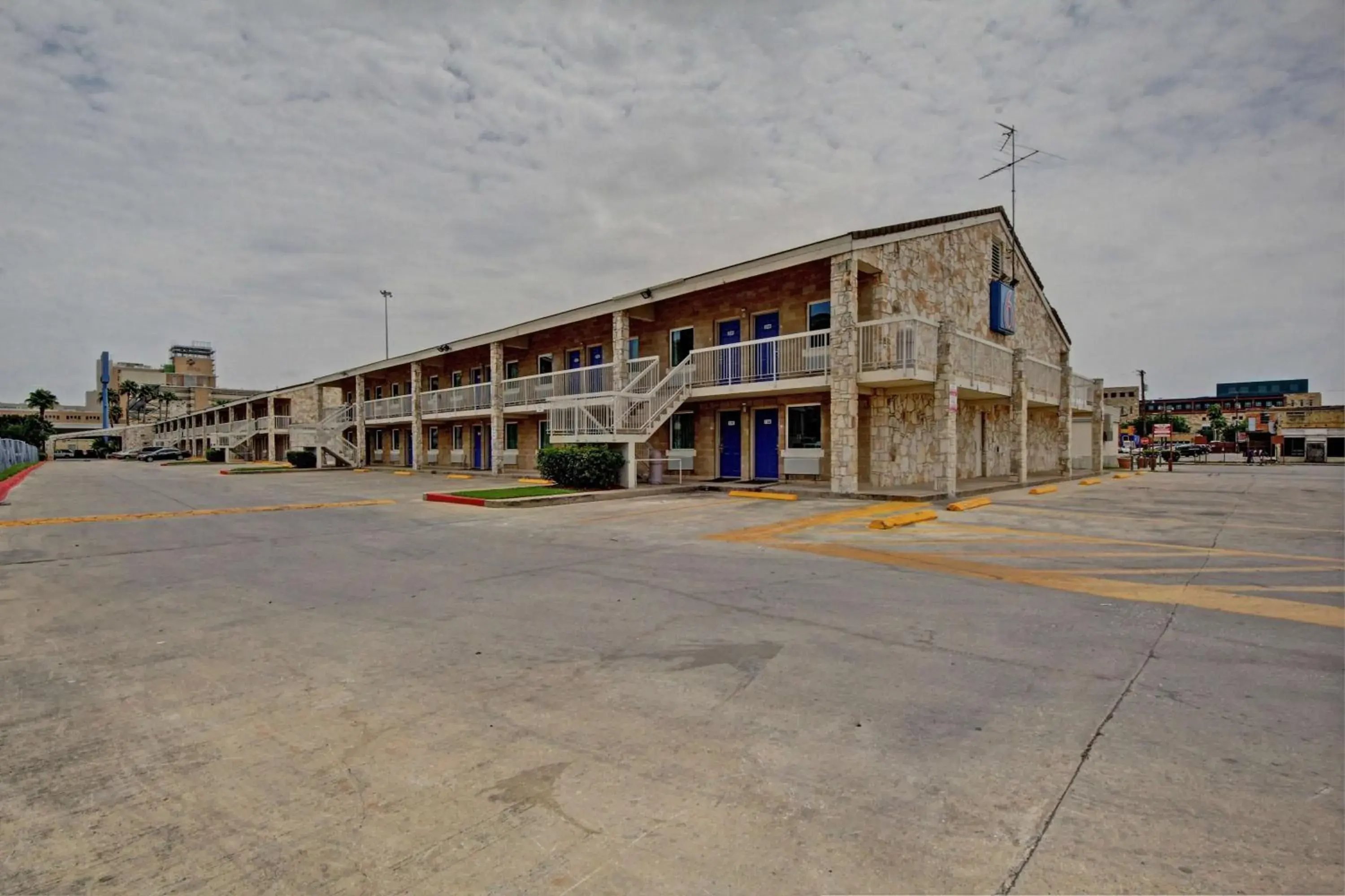 Property Building in Motel 6-San Antonio, TX - Downtown - Market Square