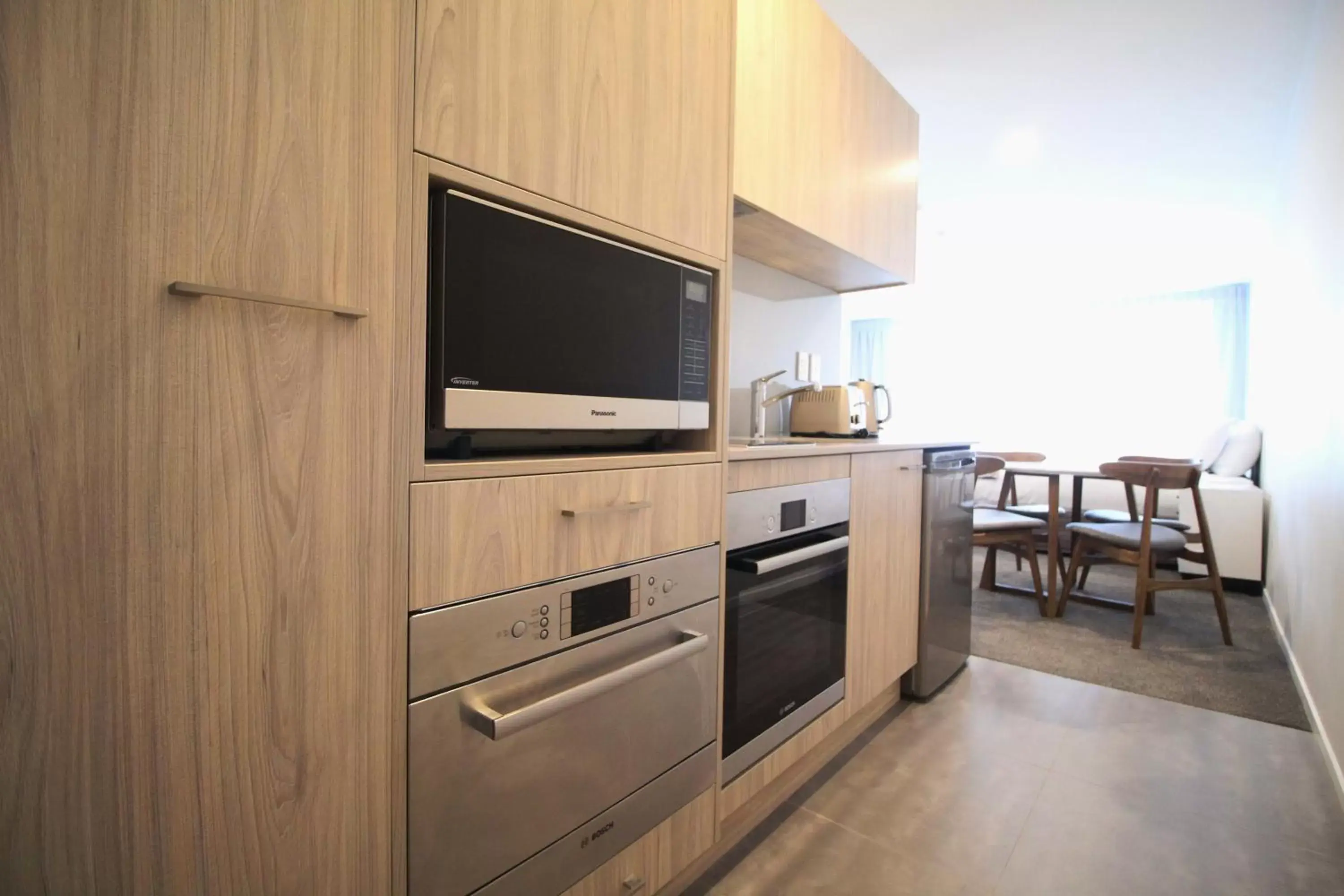 Kitchen or kitchenette, TV/Entertainment Center in FERNZ Motel & Apartments Birkenhead