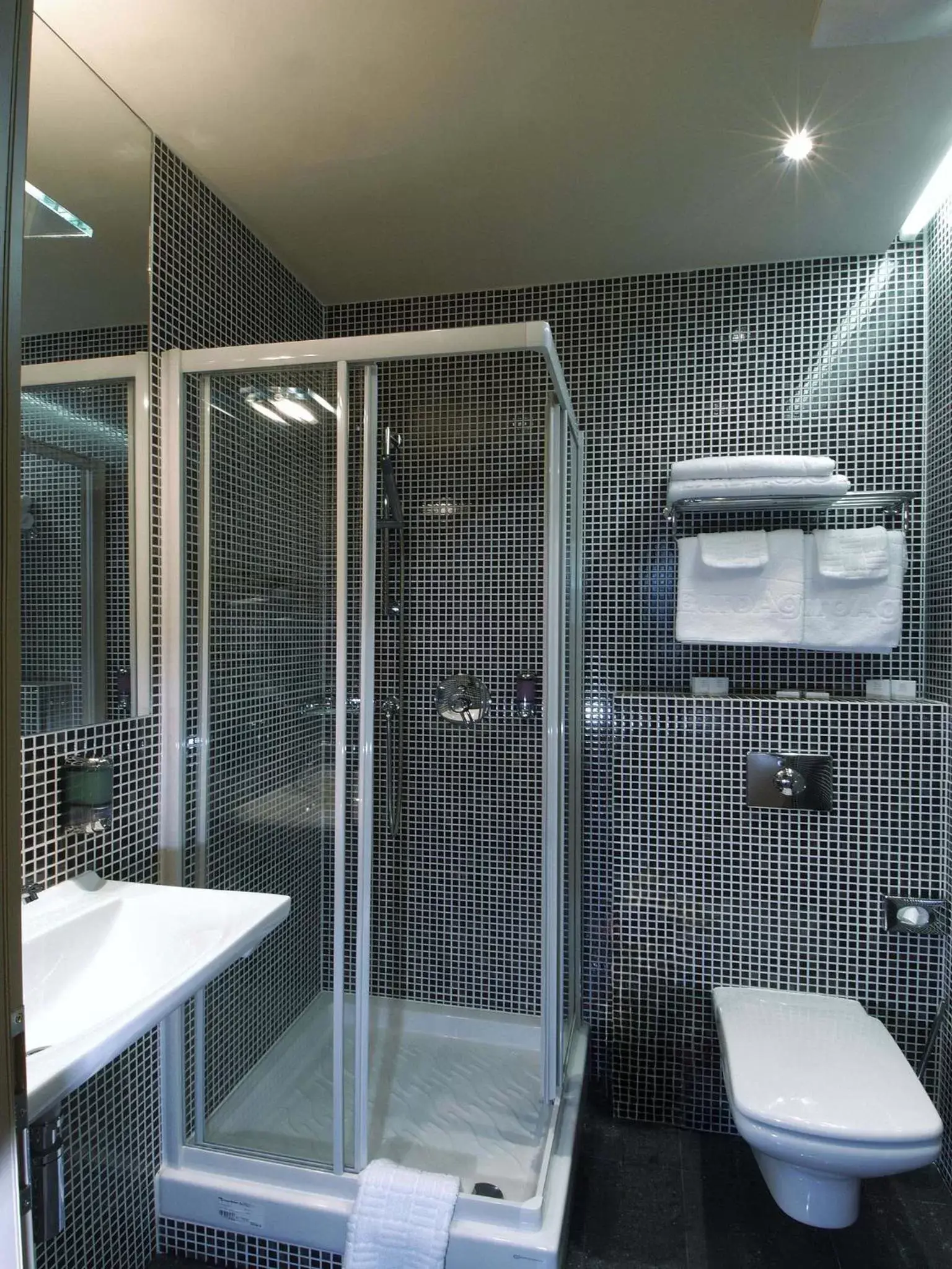 Bathroom in EA Hotel Crystal Palace