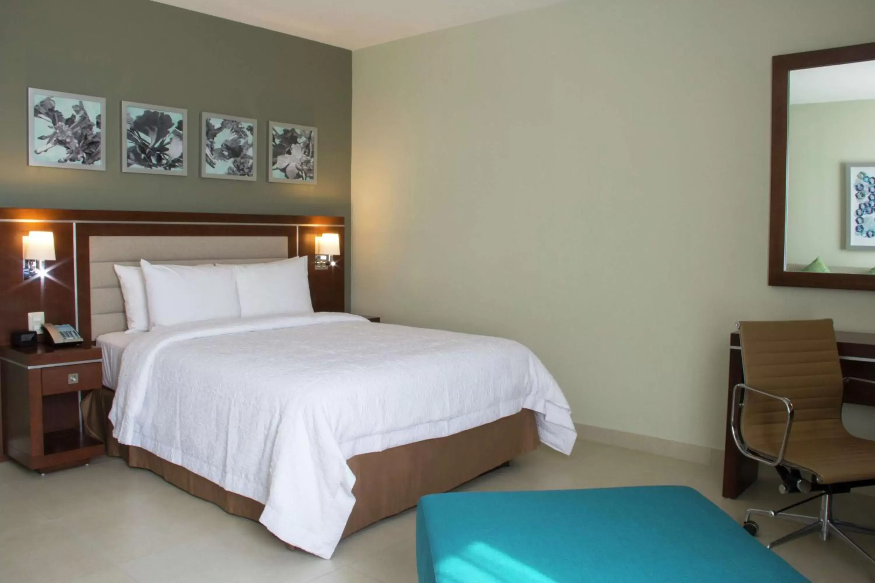 Bedroom, Bed in Hampton Inn by Hilton Villahermosa