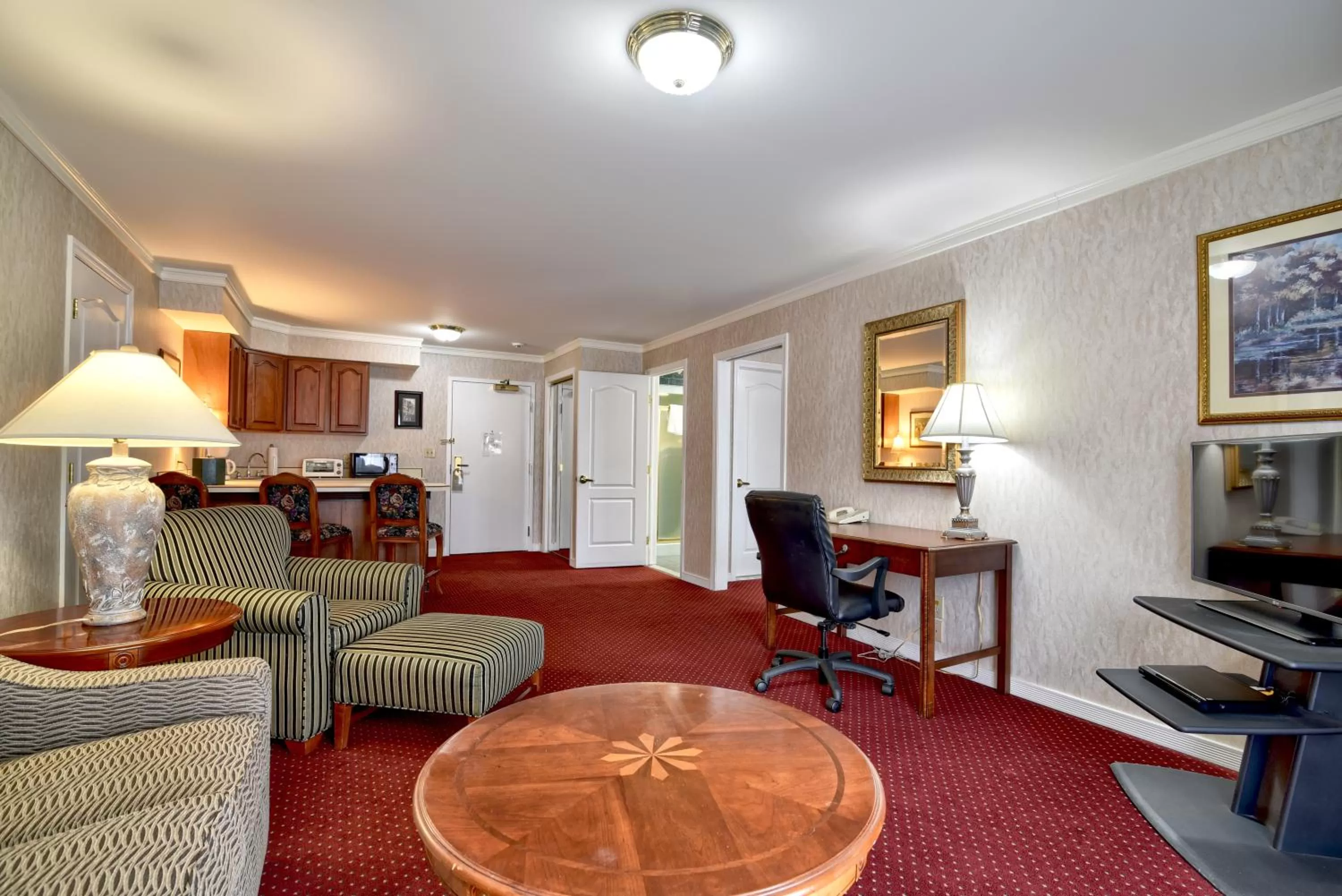 Seating area in Roosevelt Inn & Suites Saratoga Springs