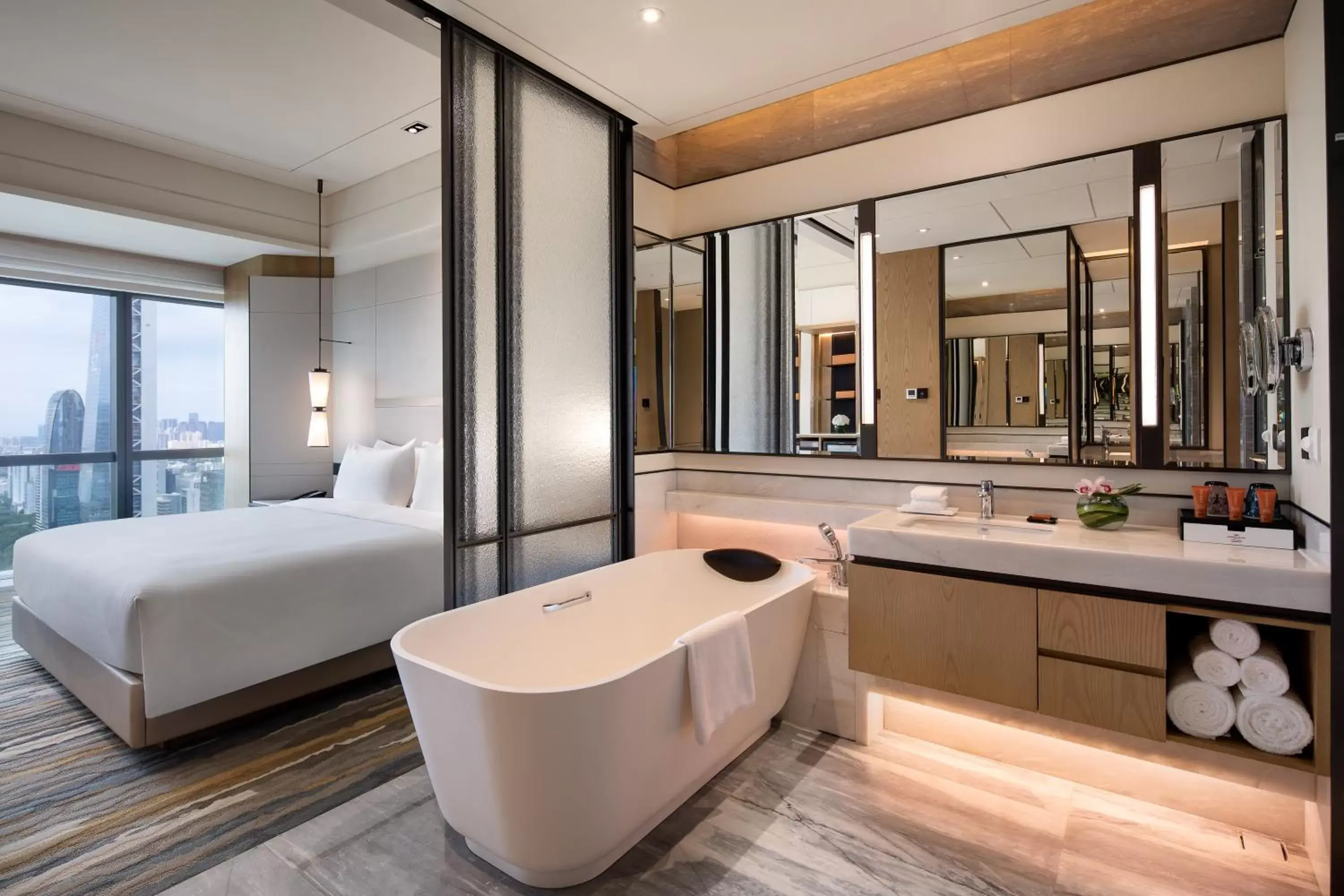 Property building, Bed in Crowne Plaza Shenzhen Nanshan by IHG Property building, Bed in Crowne Plaza Shenzhen Nanshan by IHG