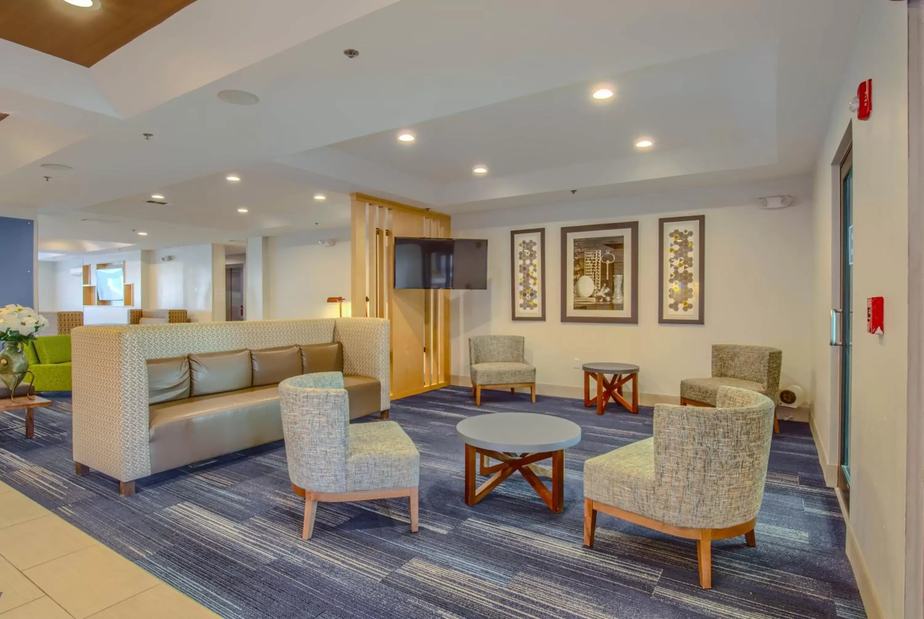 Seating area, Lobby/Reception in Holiday Inn Express Hotel & Suites Gulf Shores, an IHG Hotel