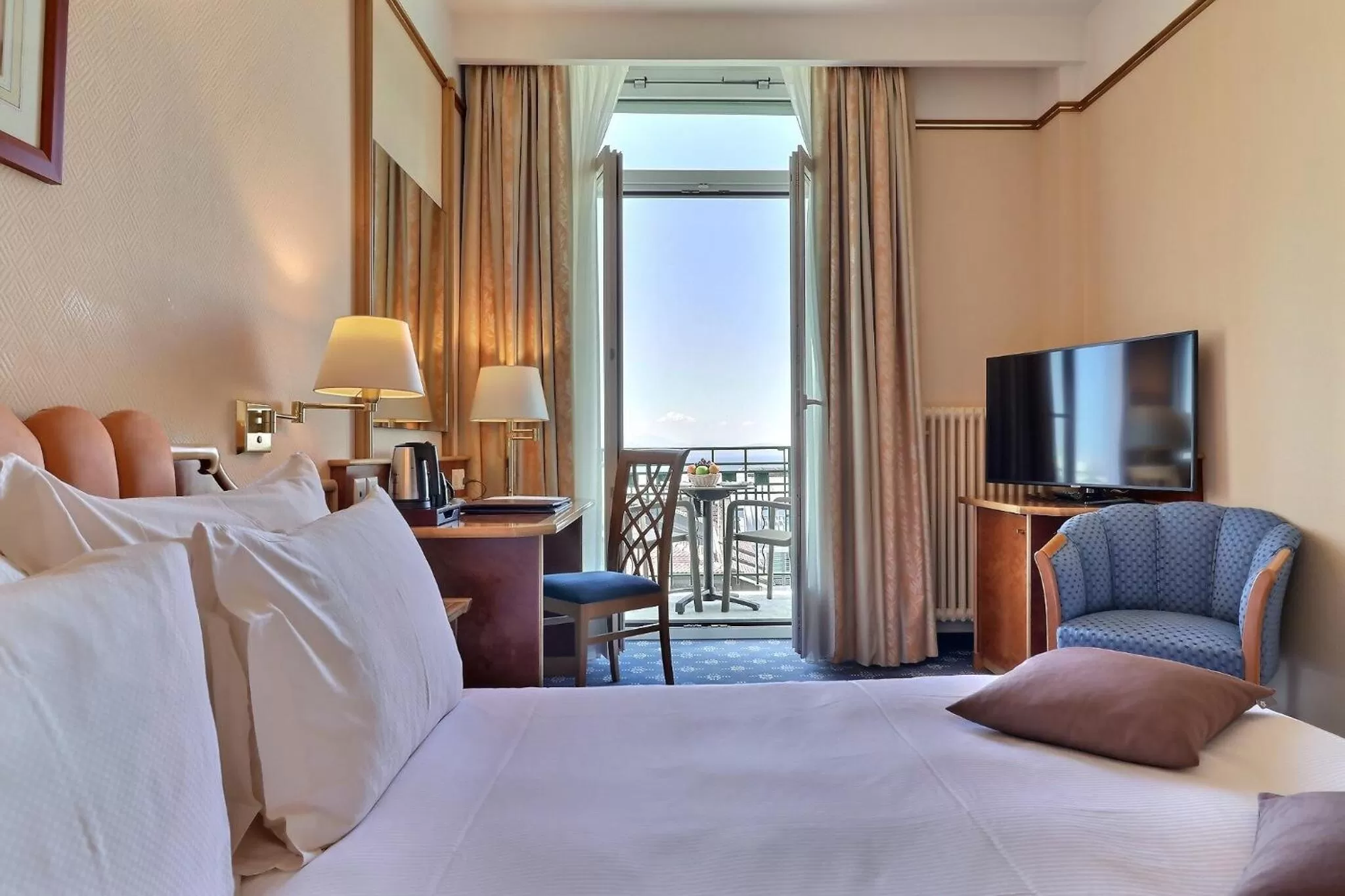 Photo of the whole room, Bed in Best Western Plus Hotel Mirabeau