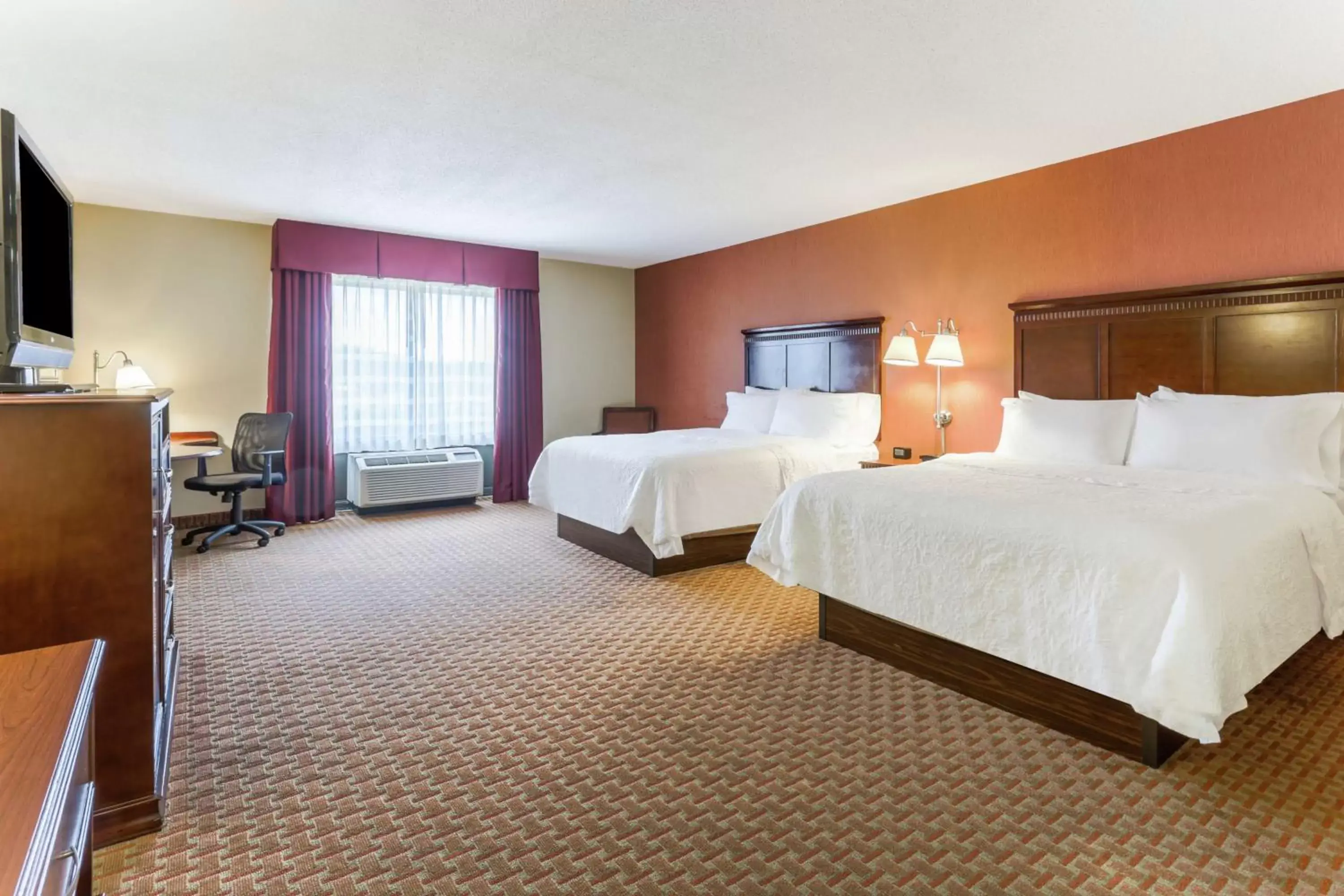 Bedroom, Bed in Hampton Inn Chattanooga-North