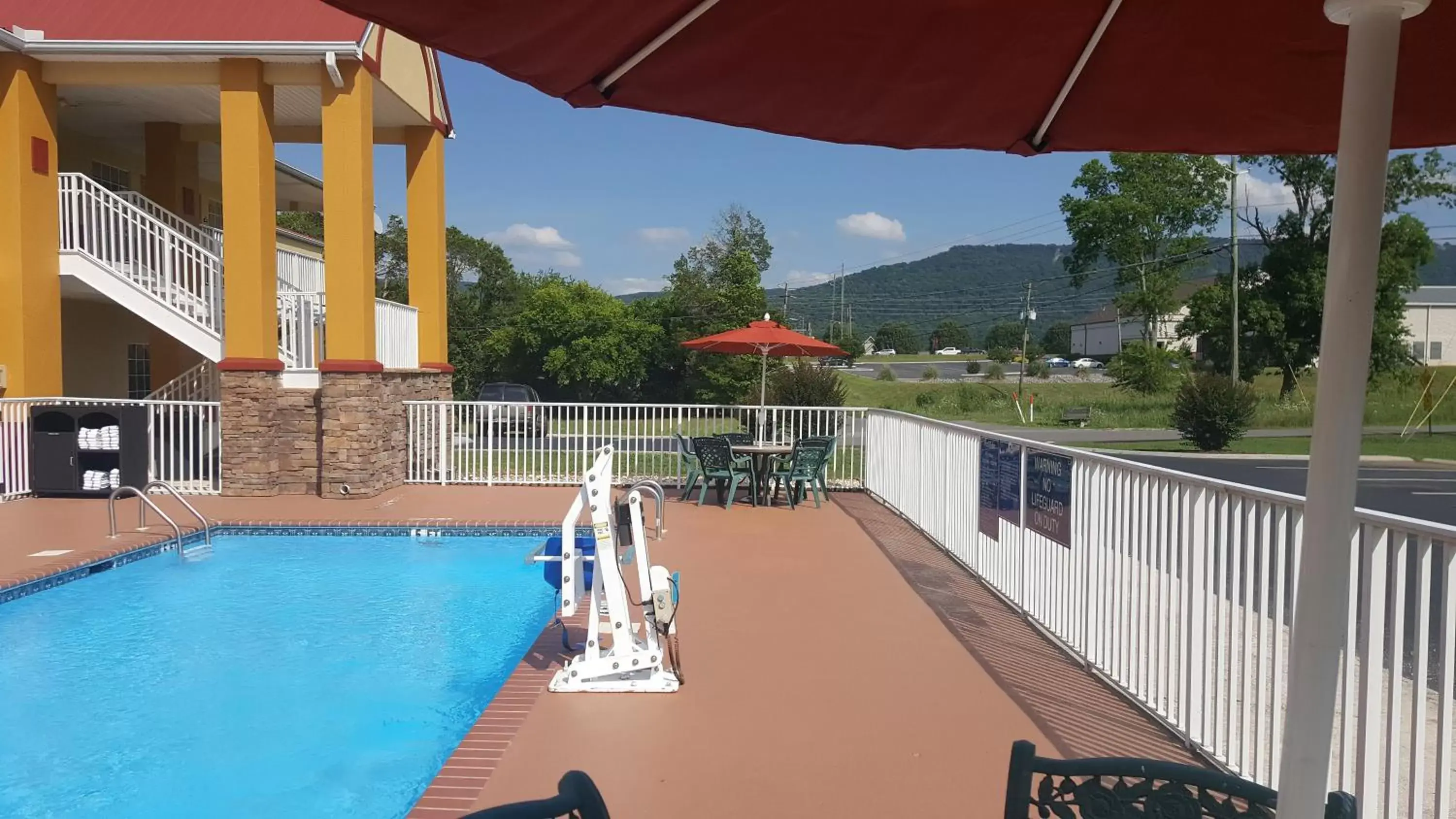 Pool view, Swimming Pool in Days Inn by Wyndham Trenton